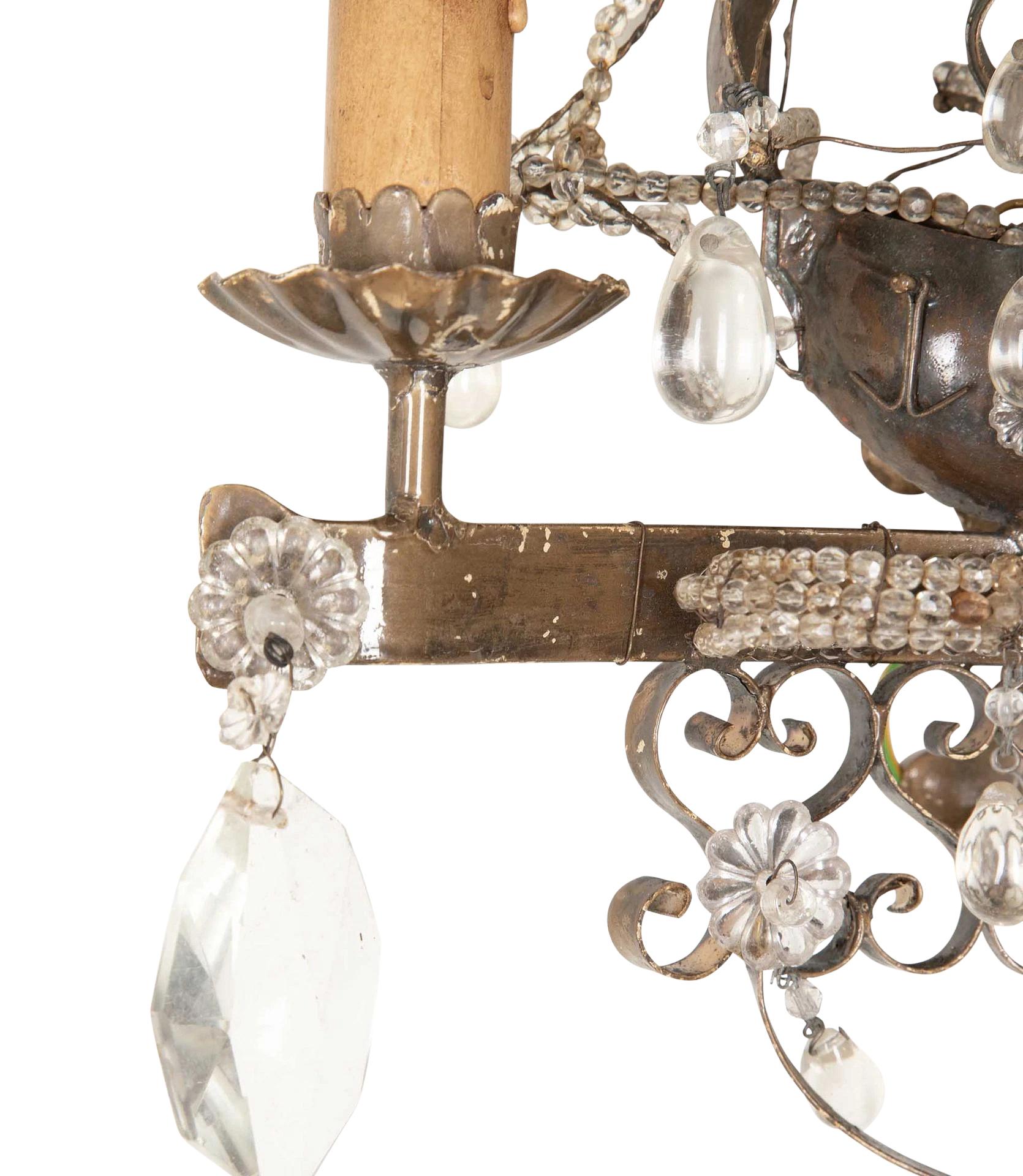 Pareja de apliques decorativos franceses de finales del siglo XIX en forma de galeón.
Con detalles metálicos y preciosas gotas de cristal. 
Recableado y pruebas PAT según las normas del Reino Unido.