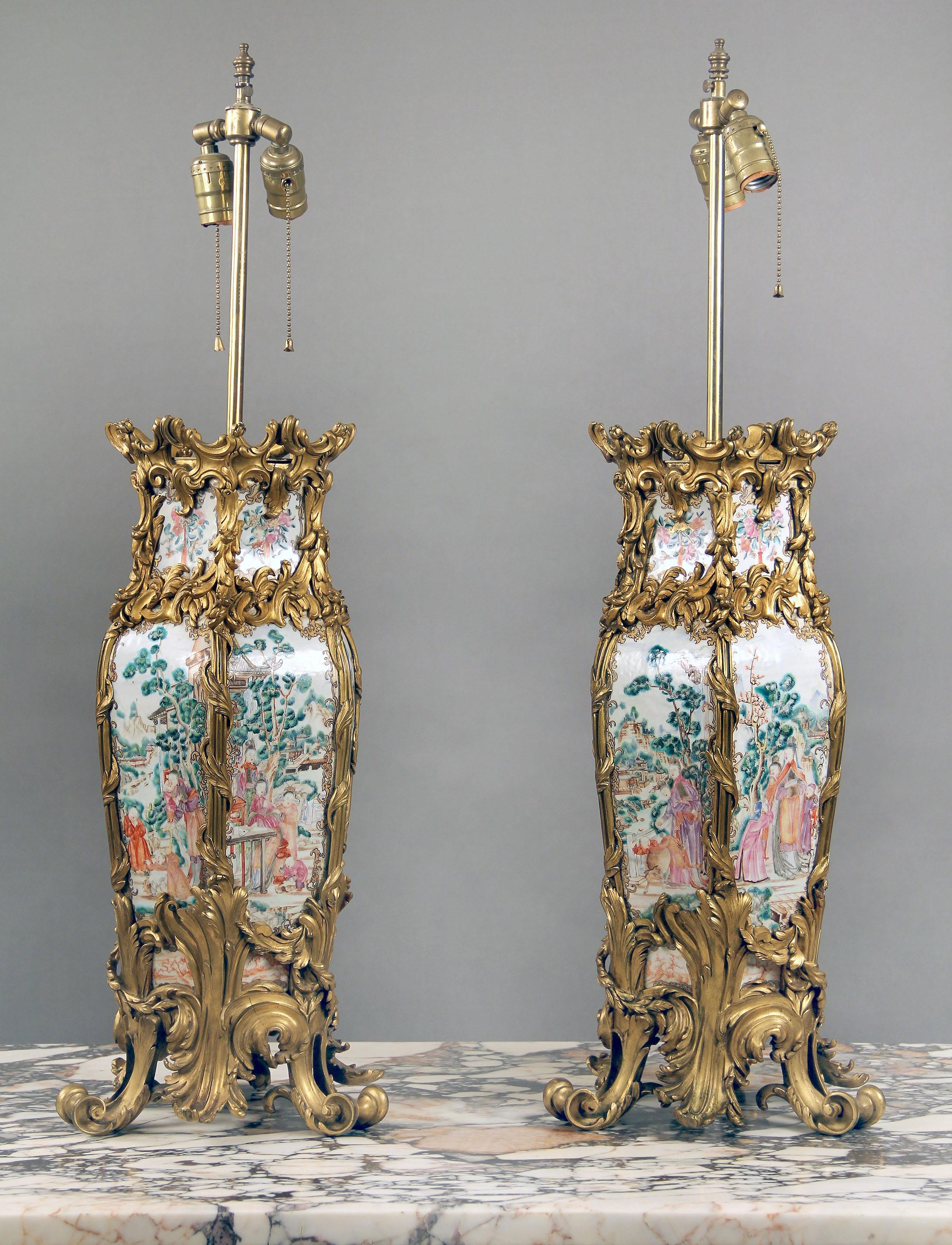 Una bella coppia di lampade in porcellana cinese montate su bronzo dorato della fine del XIX secolo

Raffinate montature in bronzo separano i sei pannelli dipinti decorati con figure a cineserie in scene di paesaggio e domestiche.

Dettagli:
Altezza