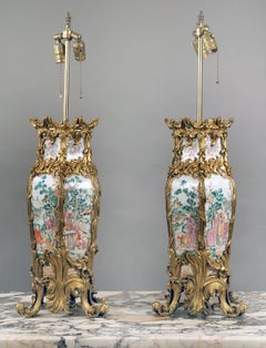 Pareja de lámparas francesas de porcelana china montadas en bronce dorado de finales del siglo XIX