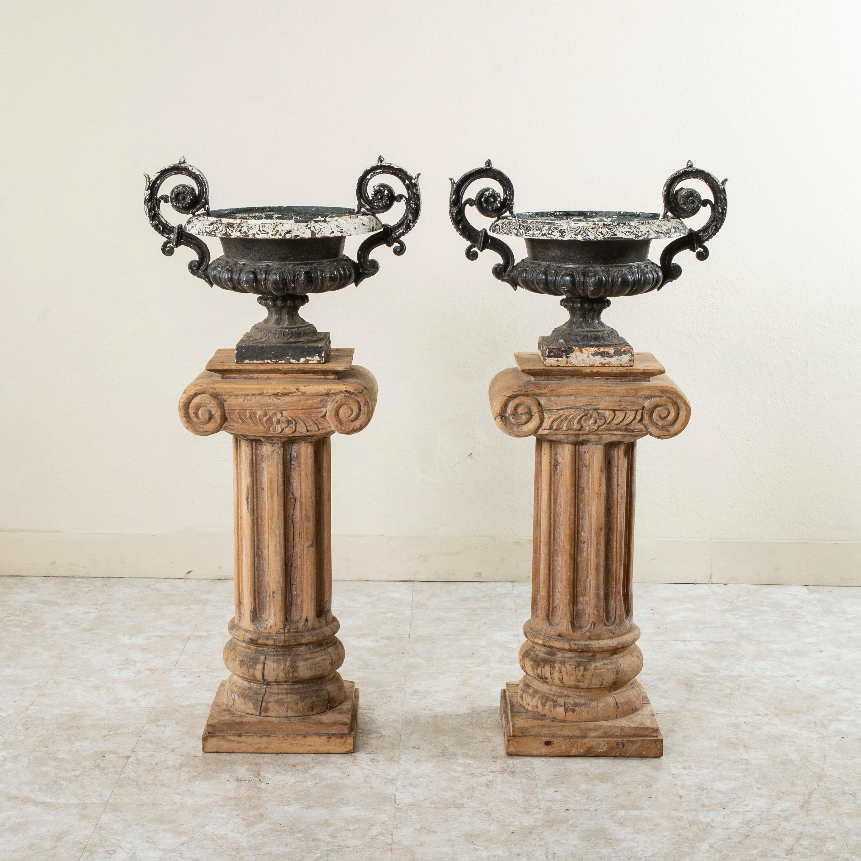 Paar französische handgeschnitzte Buchensäulen oder Sockel aus dem späten 19. Jahrhundert, 35-in H im Angebot 13