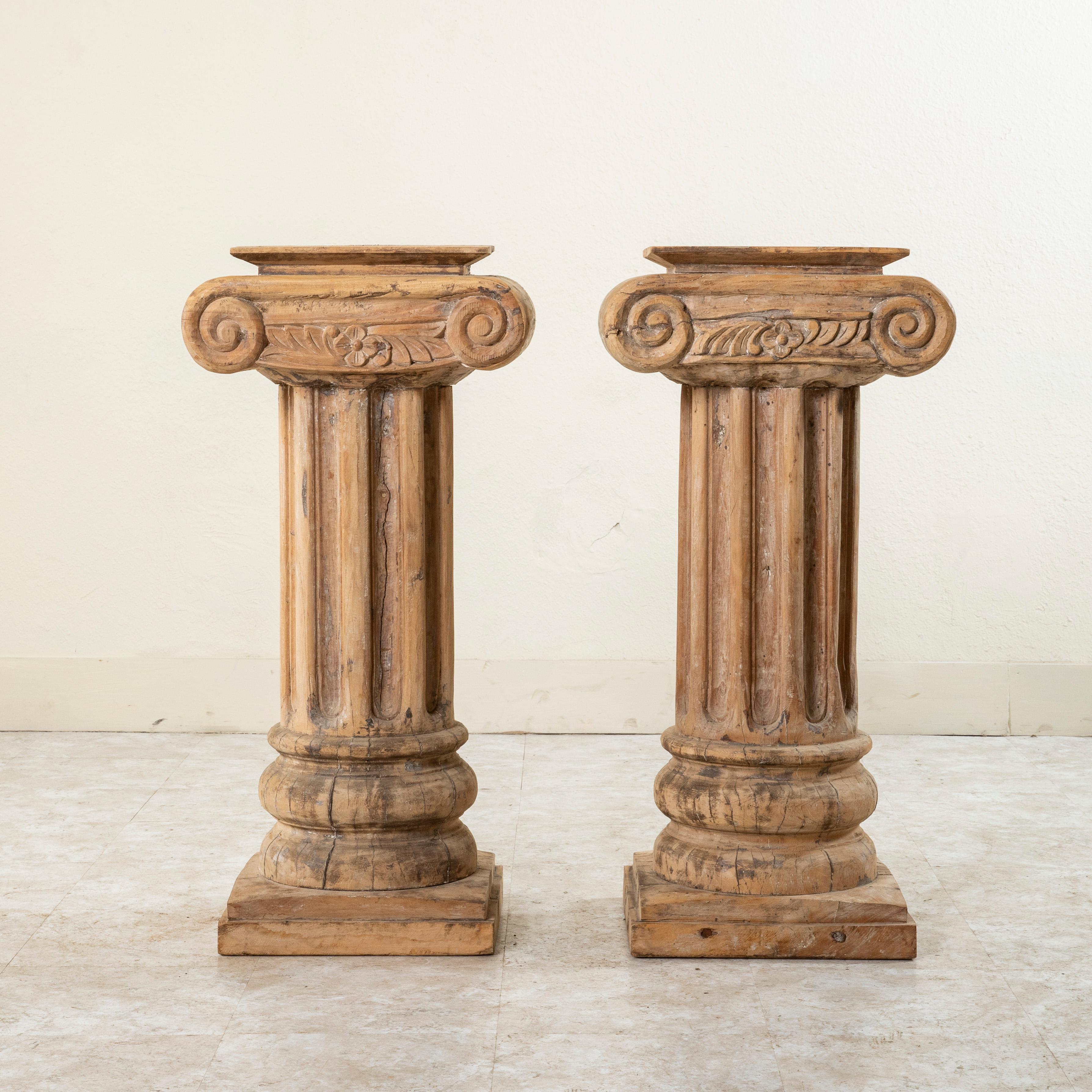 Paar französische handgeschnitzte Buchensäulen oder Sockel aus dem späten 19. Jahrhundert, 35-in H (Handgeschnitzt) im Angebot