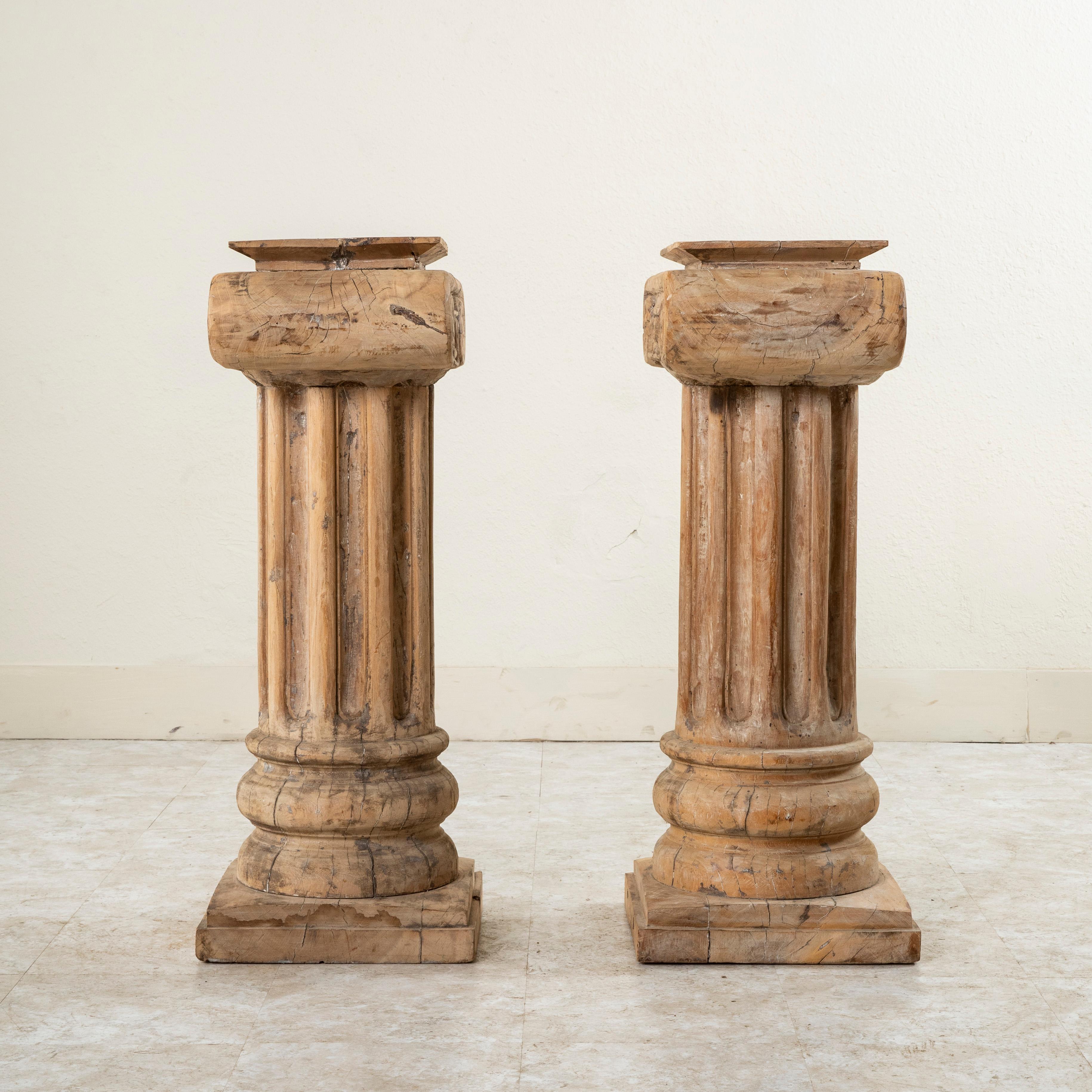 Paar französische handgeschnitzte Buchensäulen oder Sockel aus dem späten 19. Jahrhundert, 35-in H im Zustand „Gut“ im Angebot in Fayetteville, AR