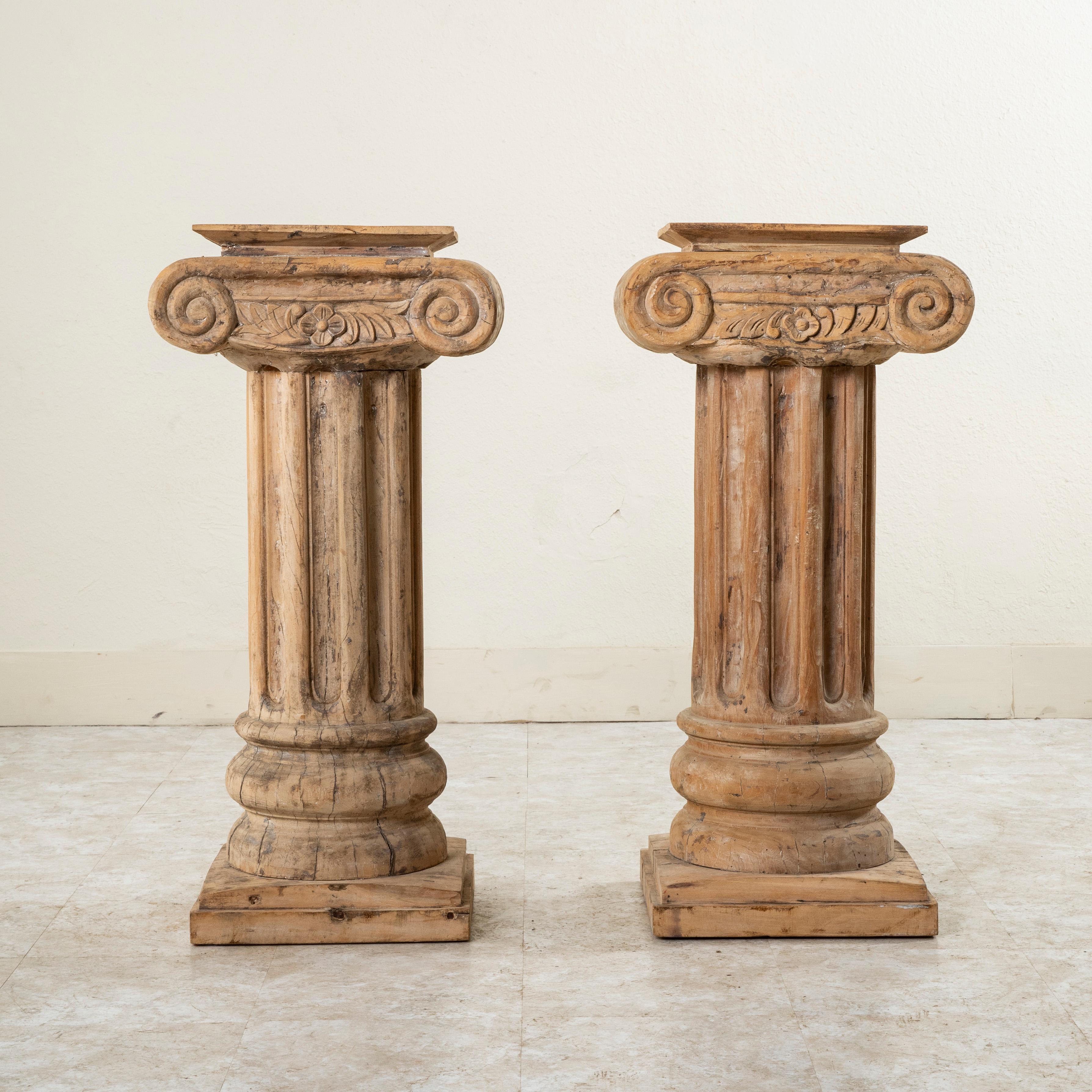 Paar französische handgeschnitzte Buchensäulen oder Sockel aus dem späten 19. Jahrhundert, 35-in H (Buchenholz) im Angebot