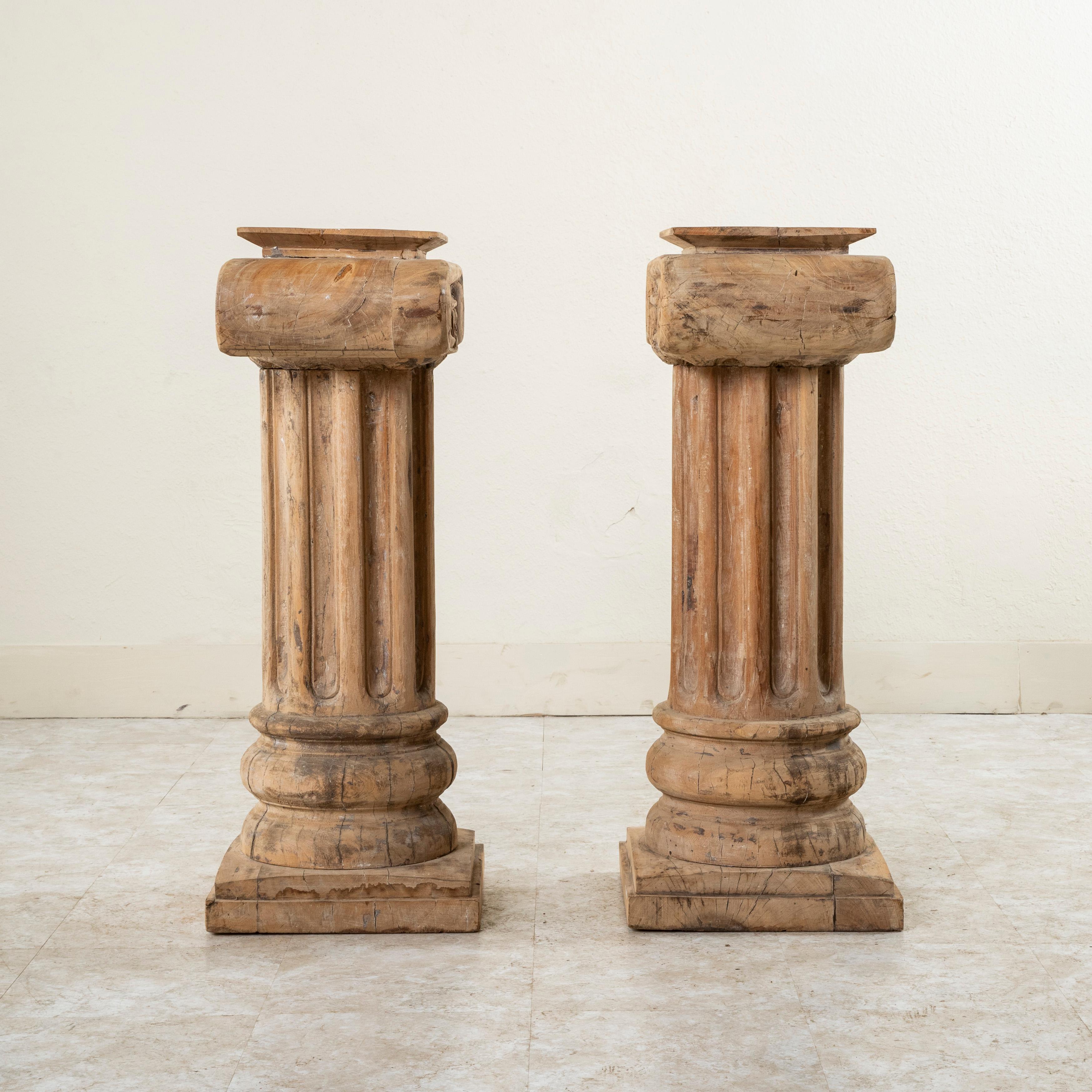 Paar französische handgeschnitzte Buchensäulen oder Sockel aus dem späten 19. Jahrhundert, 35-in H im Angebot 1