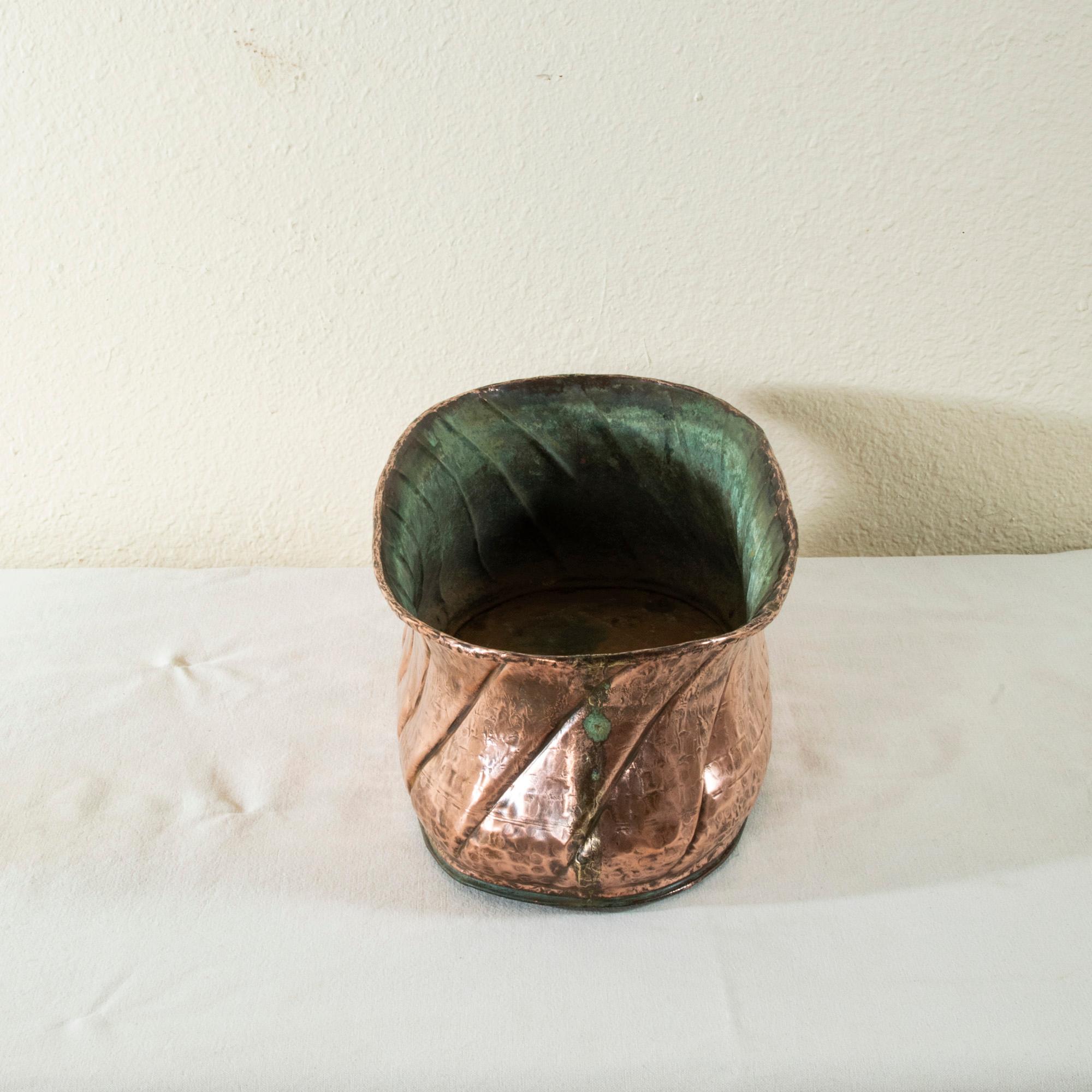 Pair of Late 19th Century French Hand-Hammered Copper Jardinières or Planters In Good Condition For Sale In Fayetteville, AR