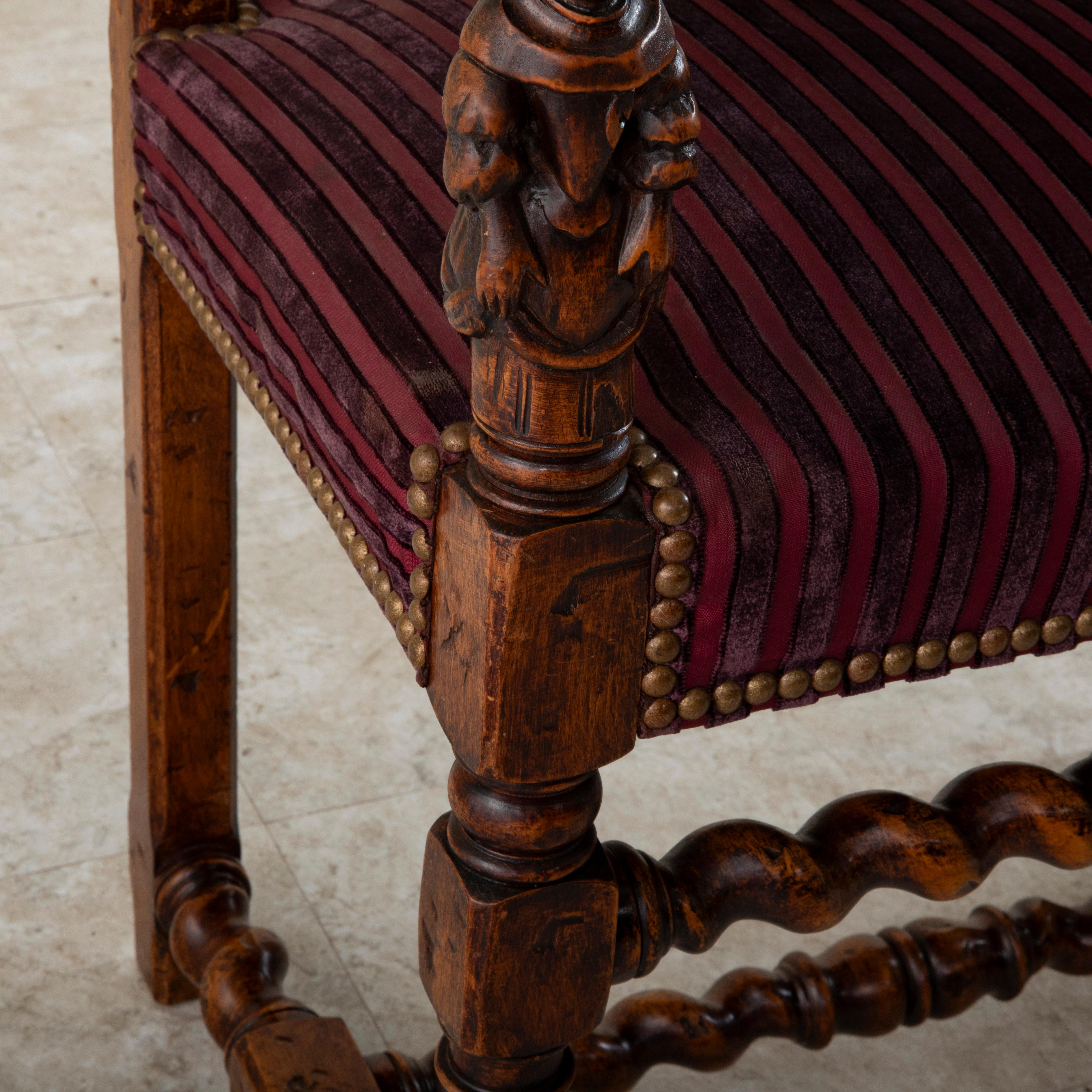 Paire de fauteuils en chêne sculpté à la main de style Louis XIII de la fin du 19ème siècle français en vente 4