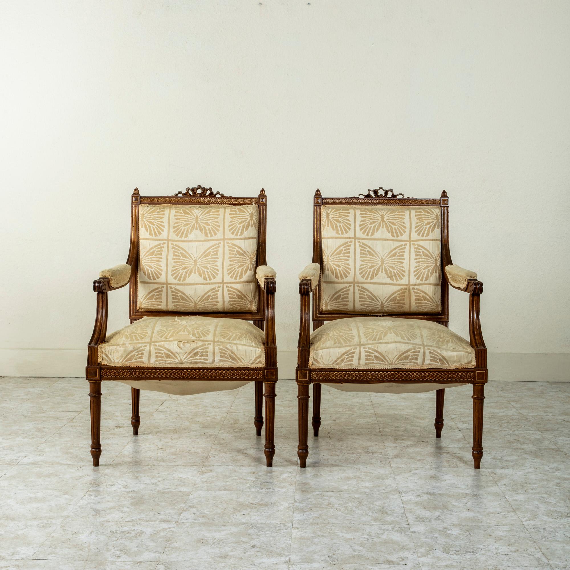 Français Paire de fauteuils en noyer sculptés à la main de style Louis XVI français de la fin du 19e siècle en vente