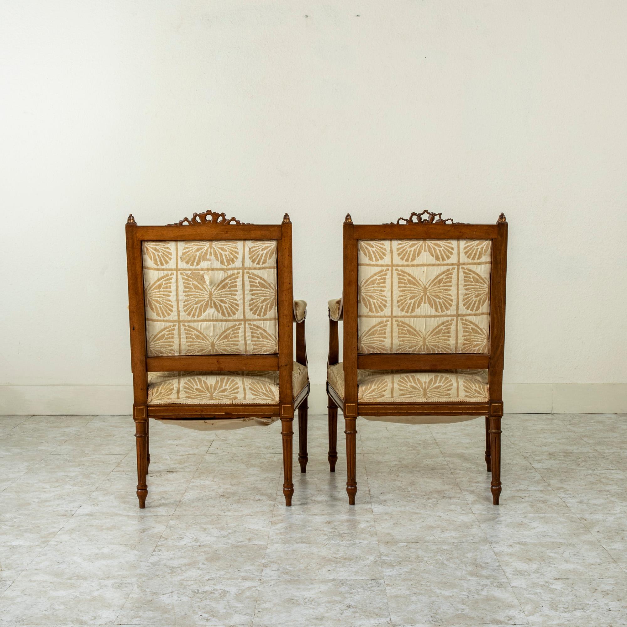 Paire de fauteuils en noyer sculptés à la main de style Louis XVI français de la fin du 19e siècle Bon état - En vente à Fayetteville, AR