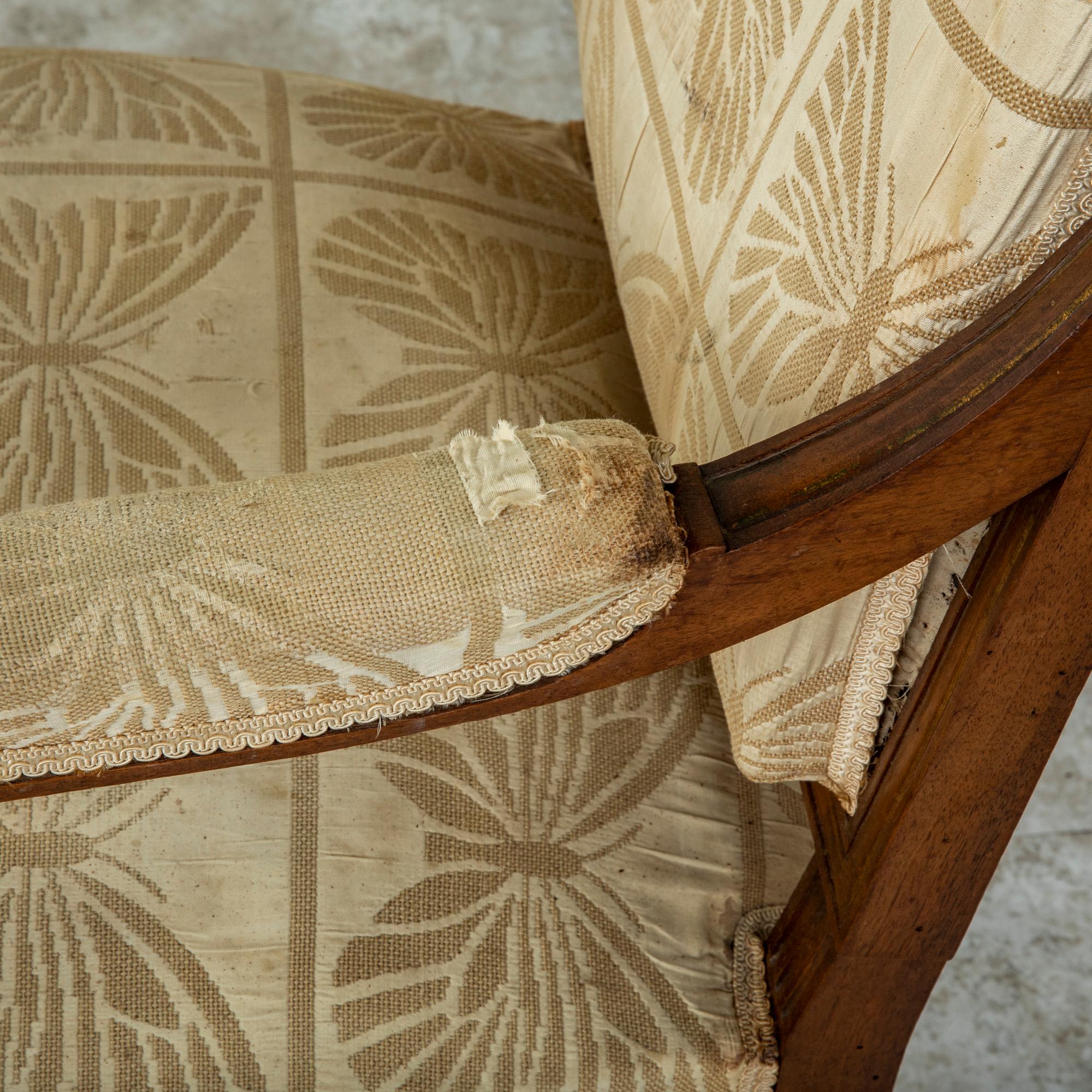 Tissu d'ameublement Paire de fauteuils en noyer sculptés à la main de style Louis XVI français de la fin du 19e siècle en vente
