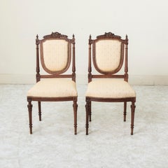 Paar handgeschnitzte Nussbaum-Beistellstühle im französischen Louis-XVI-Stil aus dem späten 19.