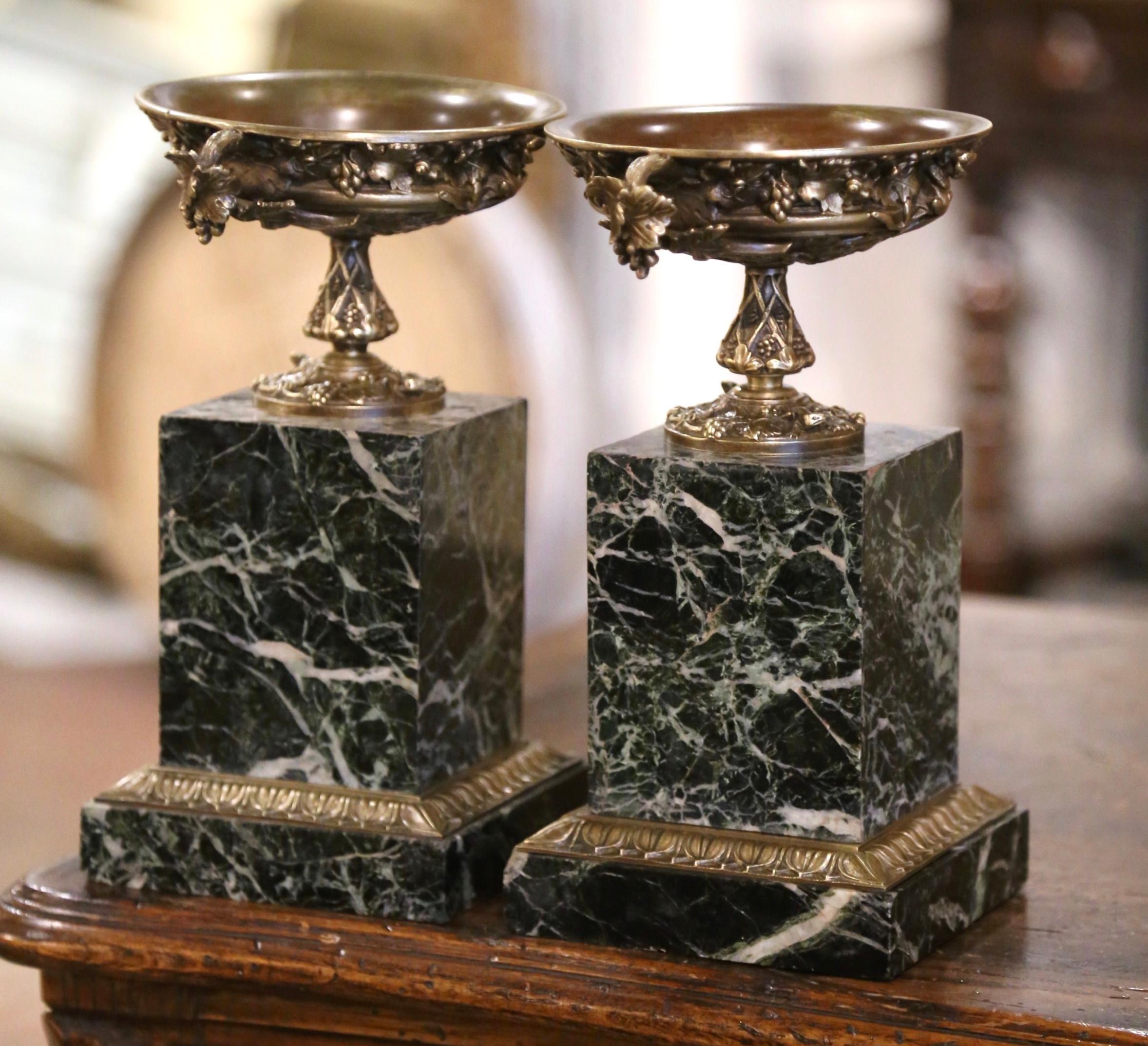 Paire de Vide-Poches Urnes Tazza de la fin du 19ème siècle en marbre et bronze français en vente 2