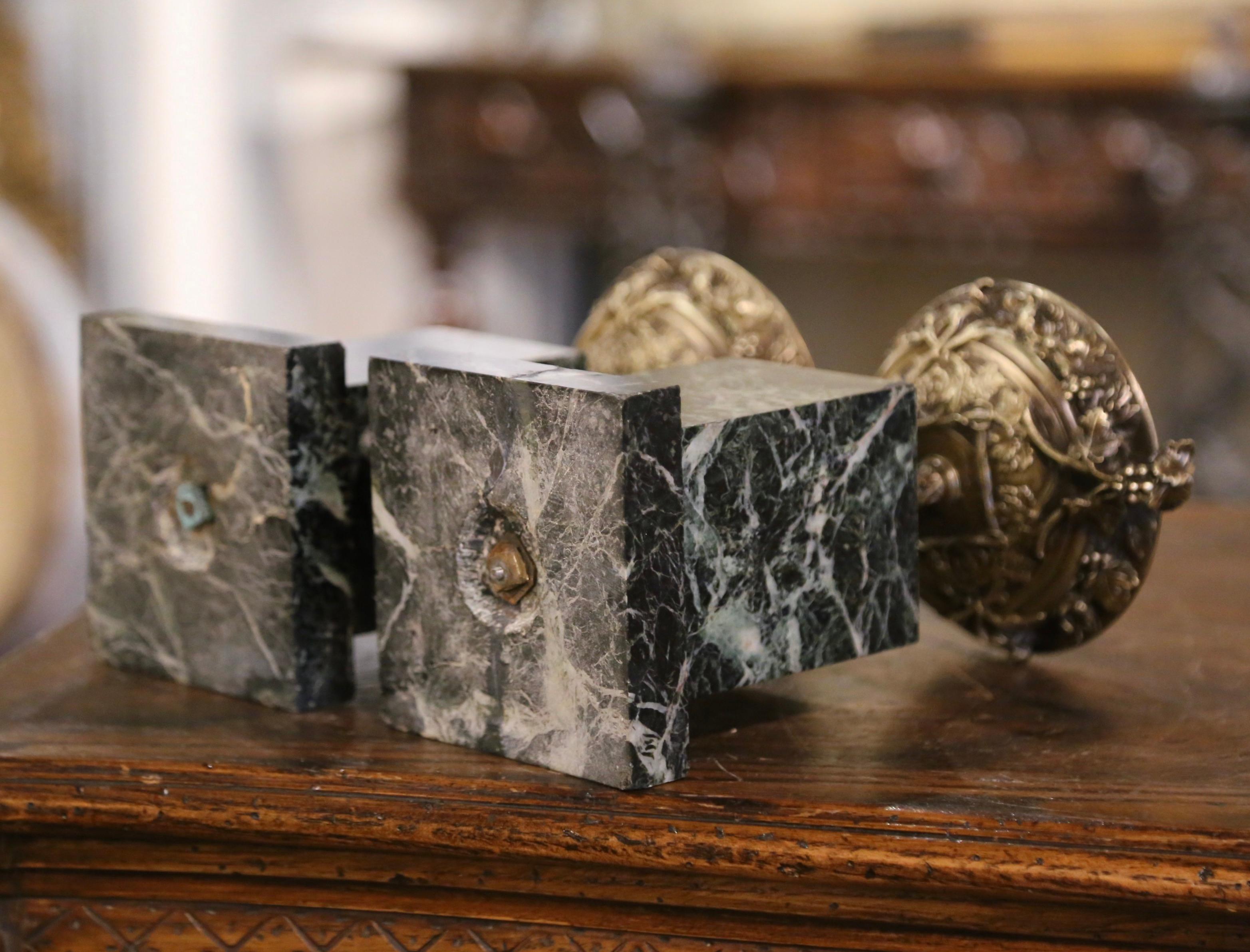 Paire de Vide-Poches Urnes Tazza de la fin du 19ème siècle en marbre et bronze français en vente 4