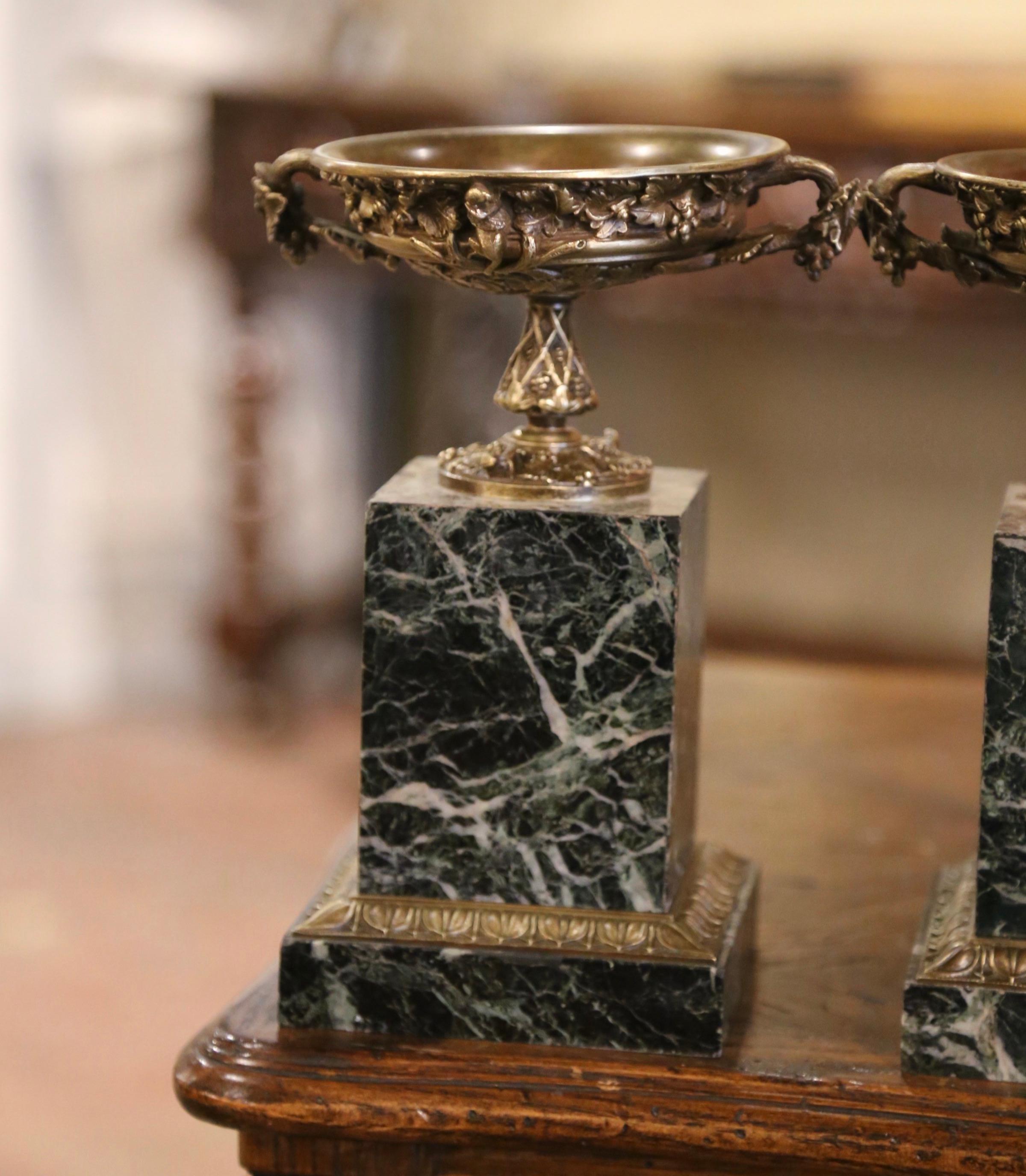 Louis XV Paire de Vide-Poches Urnes Tazza de la fin du 19ème siècle en marbre et bronze français en vente