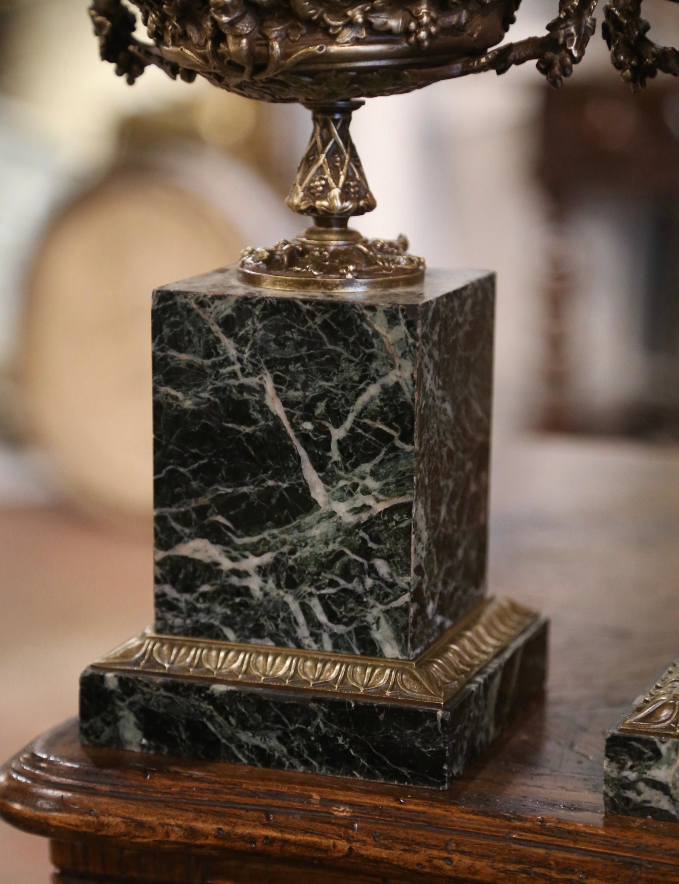 Paire de Vide-Poches Urnes Tazza de la fin du 19ème siècle en marbre et bronze français Excellent état - En vente à Dallas, TX