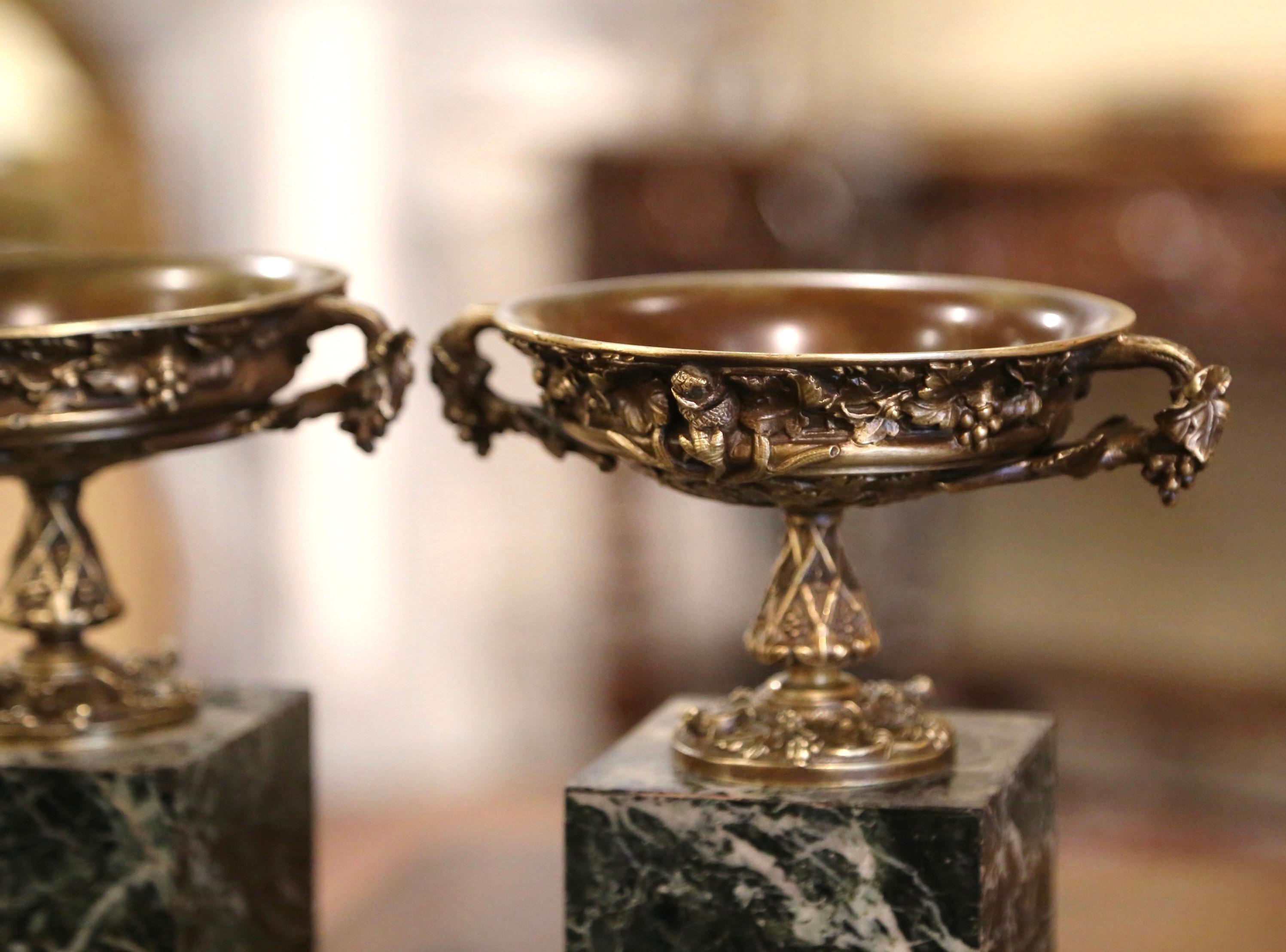 Bronze Paire de Vide-Poches Urnes Tazza de la fin du 19ème siècle en marbre et bronze français en vente
