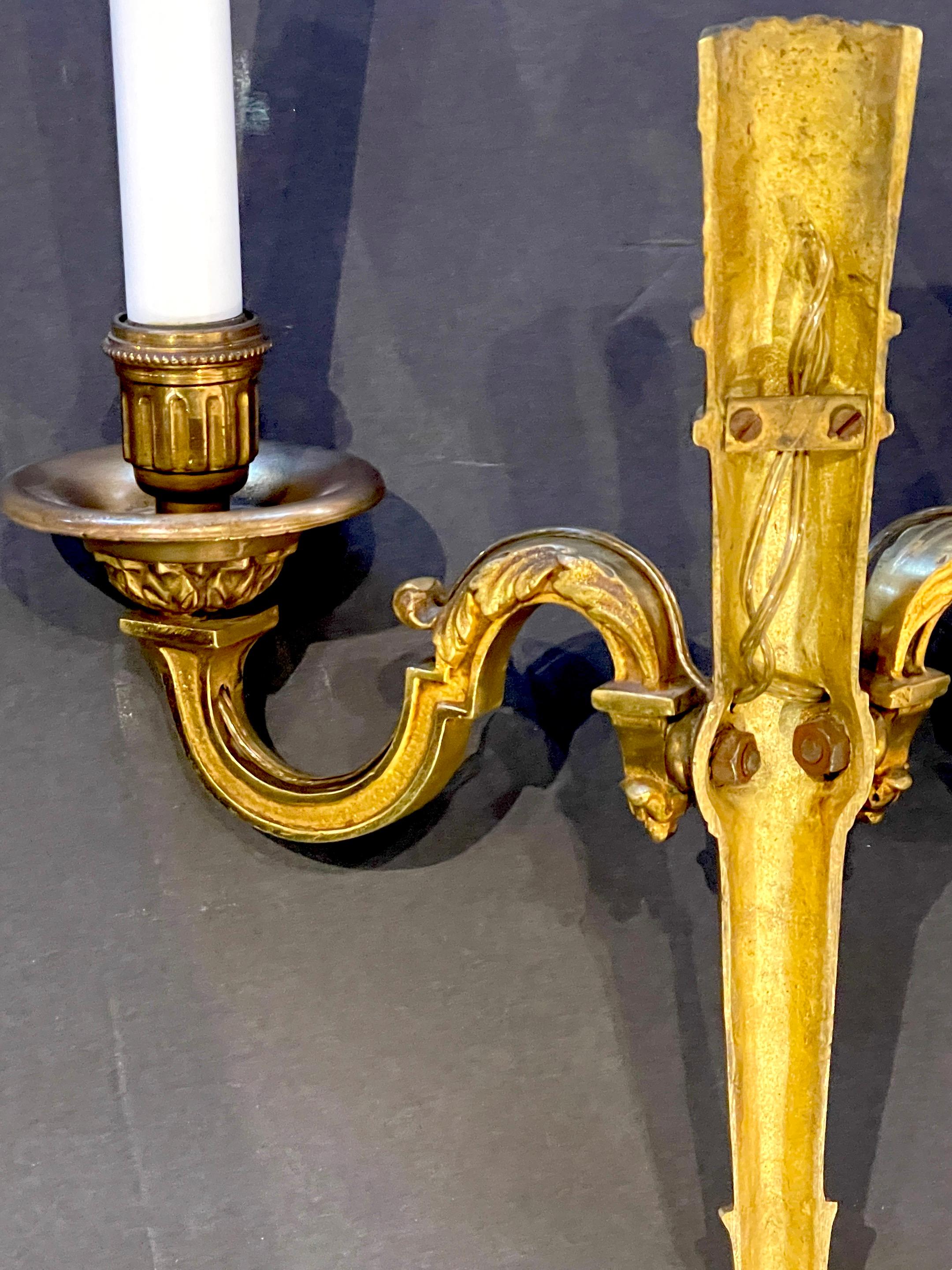 Paar französische Goldbronze-Wandleuchter im neoklassischen Stil des späten 19. Jahrhunderts, Regence  im Angebot 4
