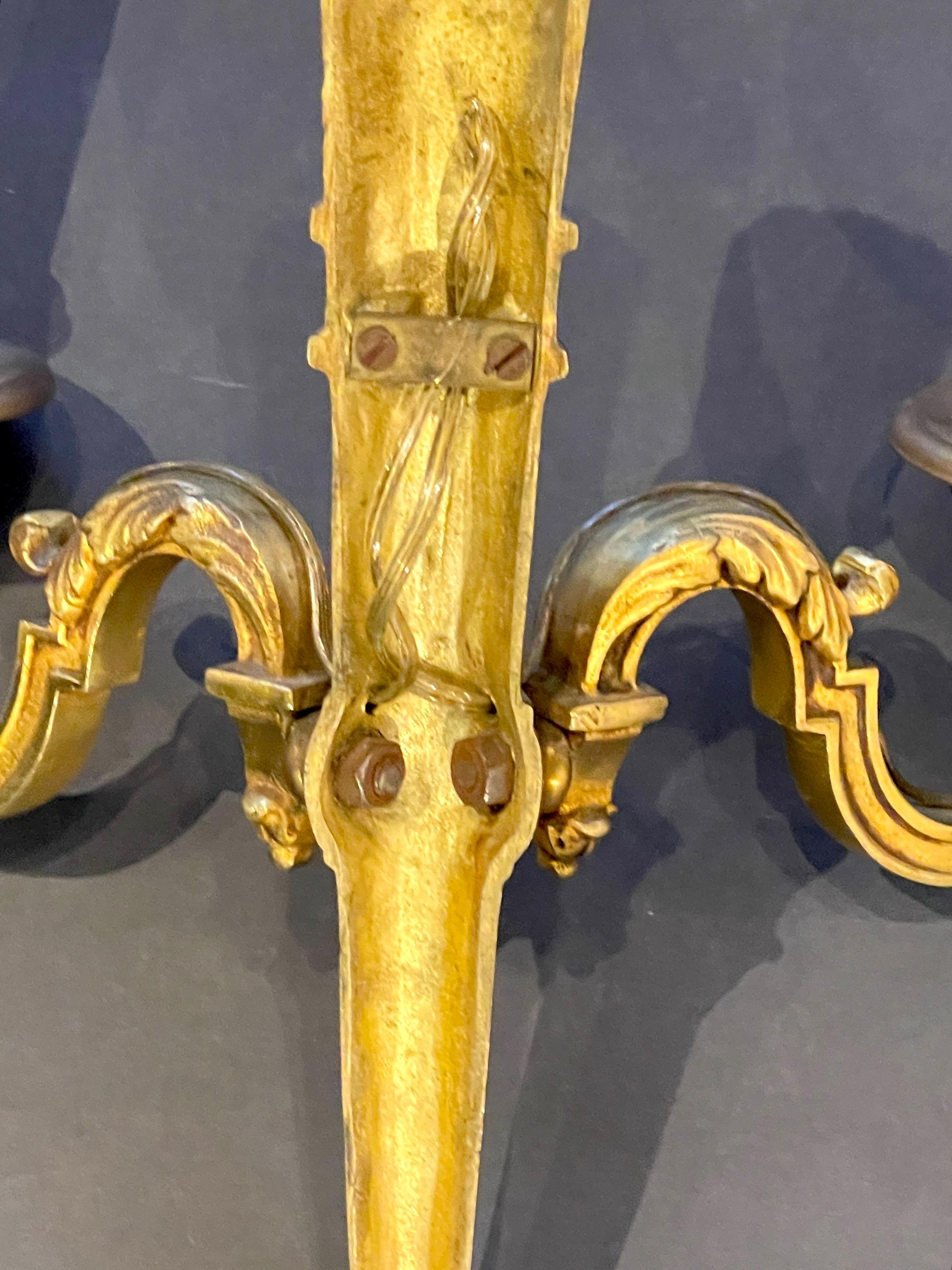 Paar französische Goldbronze-Wandleuchter im neoklassischen Stil des späten 19. Jahrhunderts, Regence  im Angebot 5