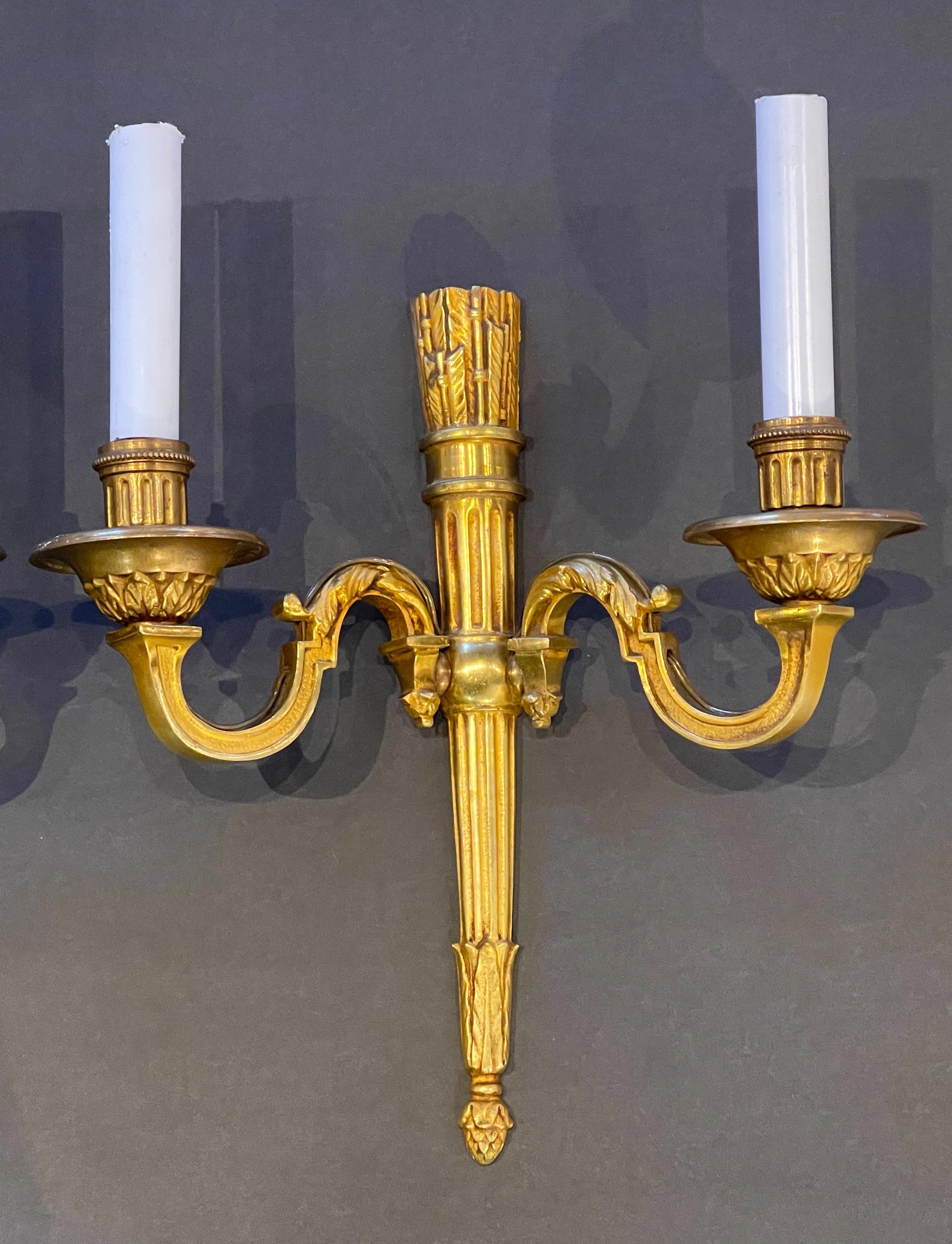 Néoclassique Paire d'appliques en bronze doré de style néoclassique et Régence de la fin du 19ème siècle.  en vente