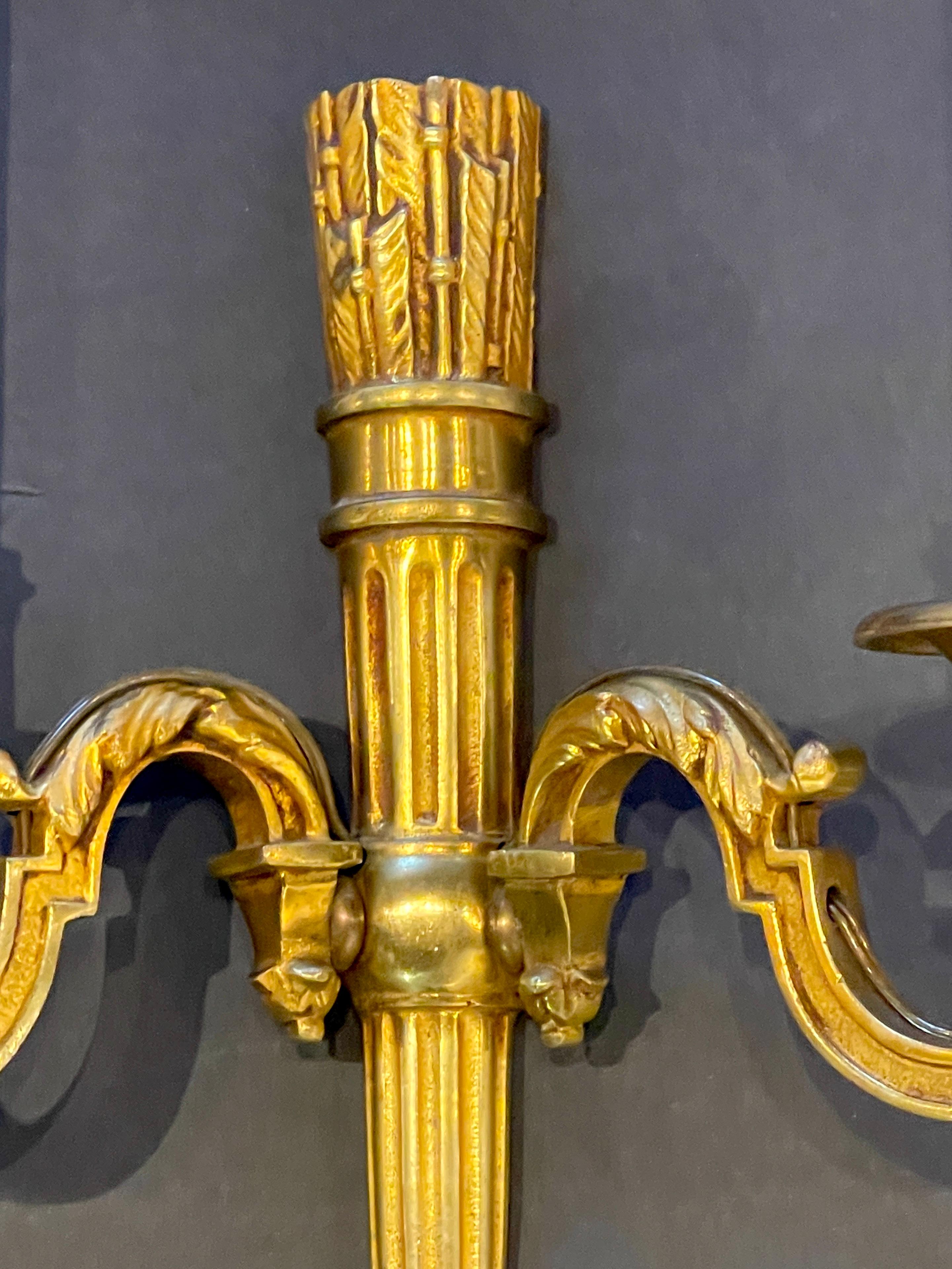 Paar französische Goldbronze-Wandleuchter im neoklassischen Stil des späten 19. Jahrhunderts, Regence  (Gegossen) im Angebot