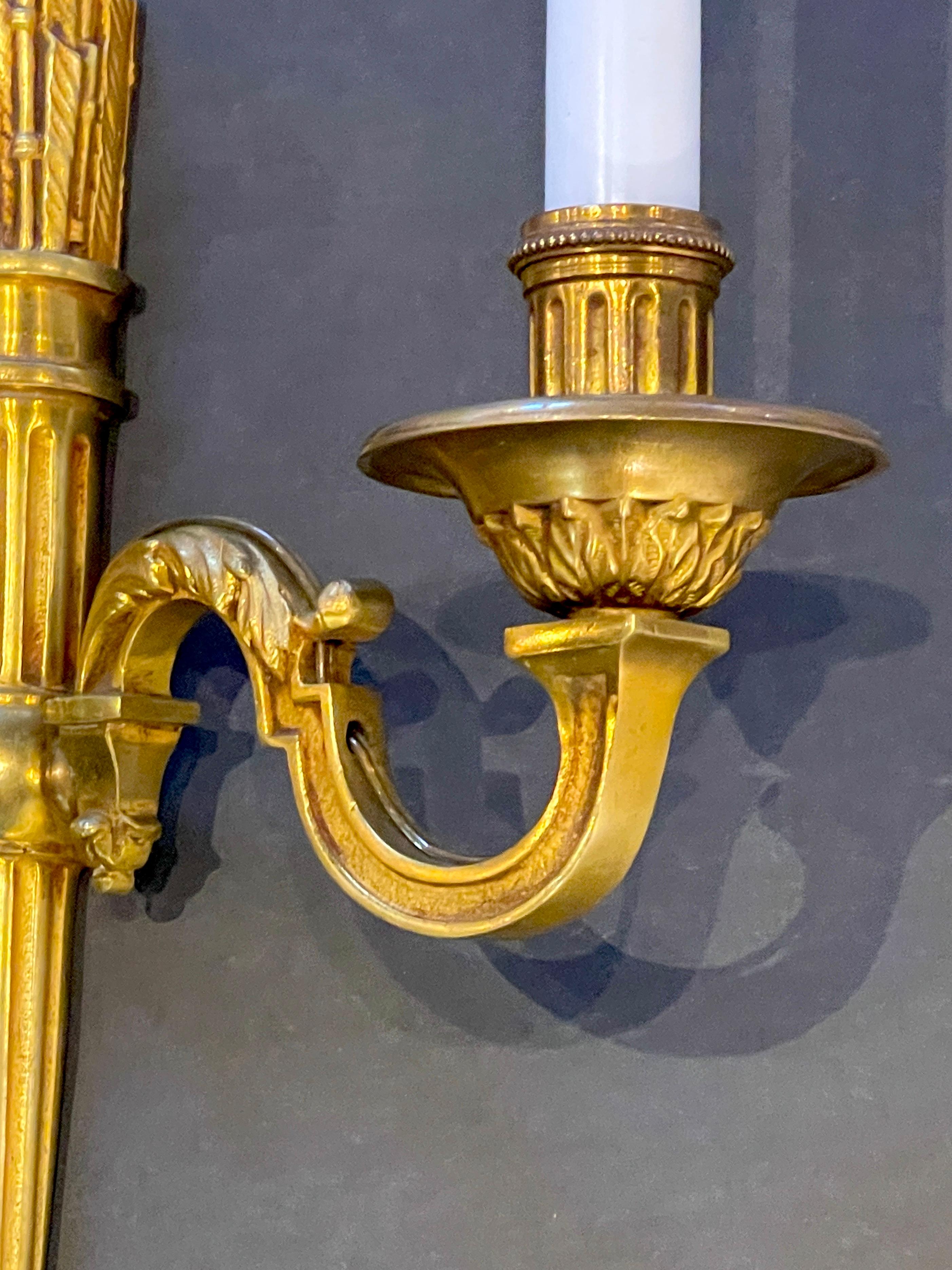 Paar französische Goldbronze-Wandleuchter im neoklassischen Stil des späten 19. Jahrhunderts, Regence  im Angebot 1