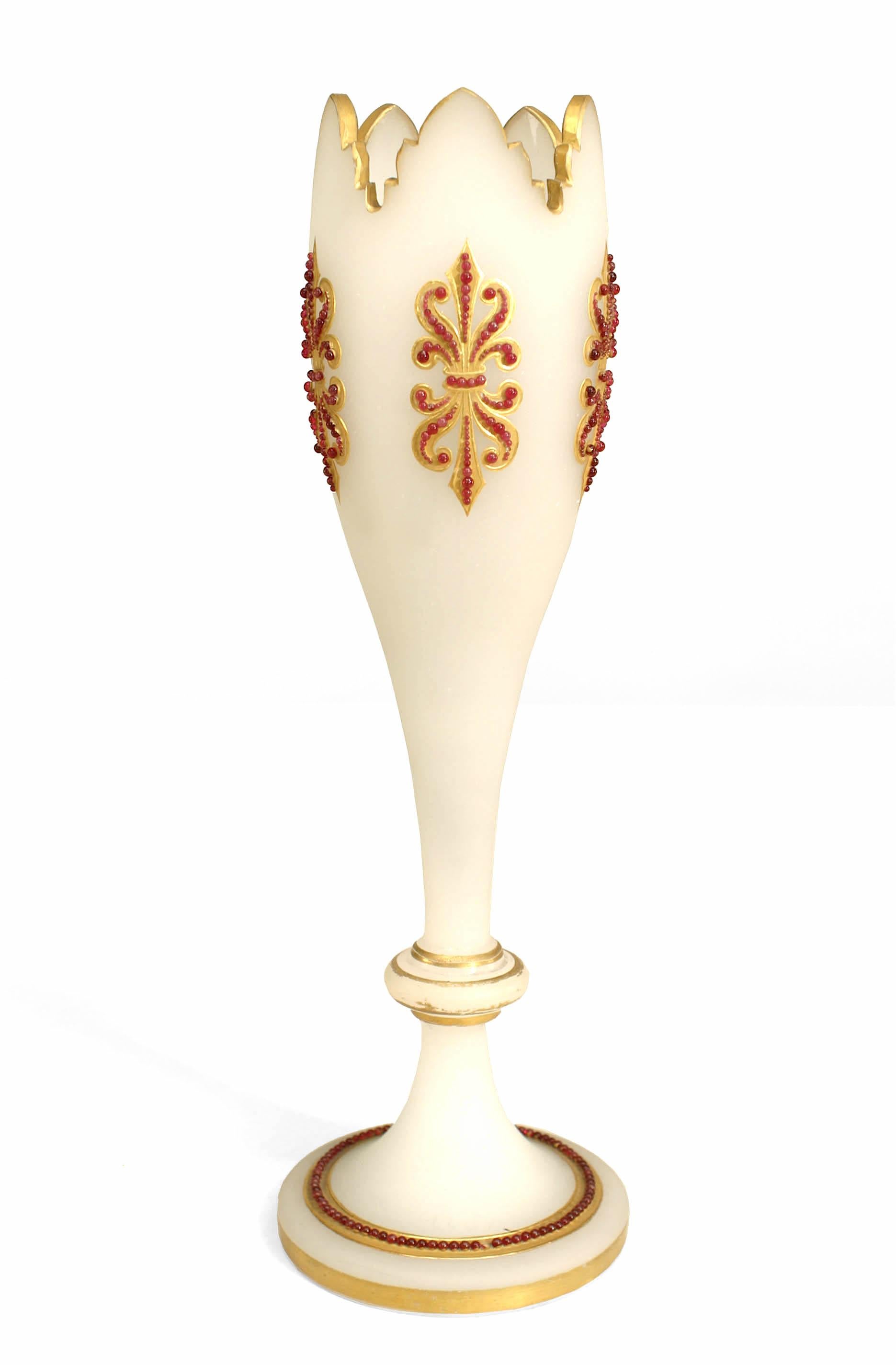 Pair of Late 19th Century French Victorian White Opaline Vases In Good Condition For Sale In New York, NY