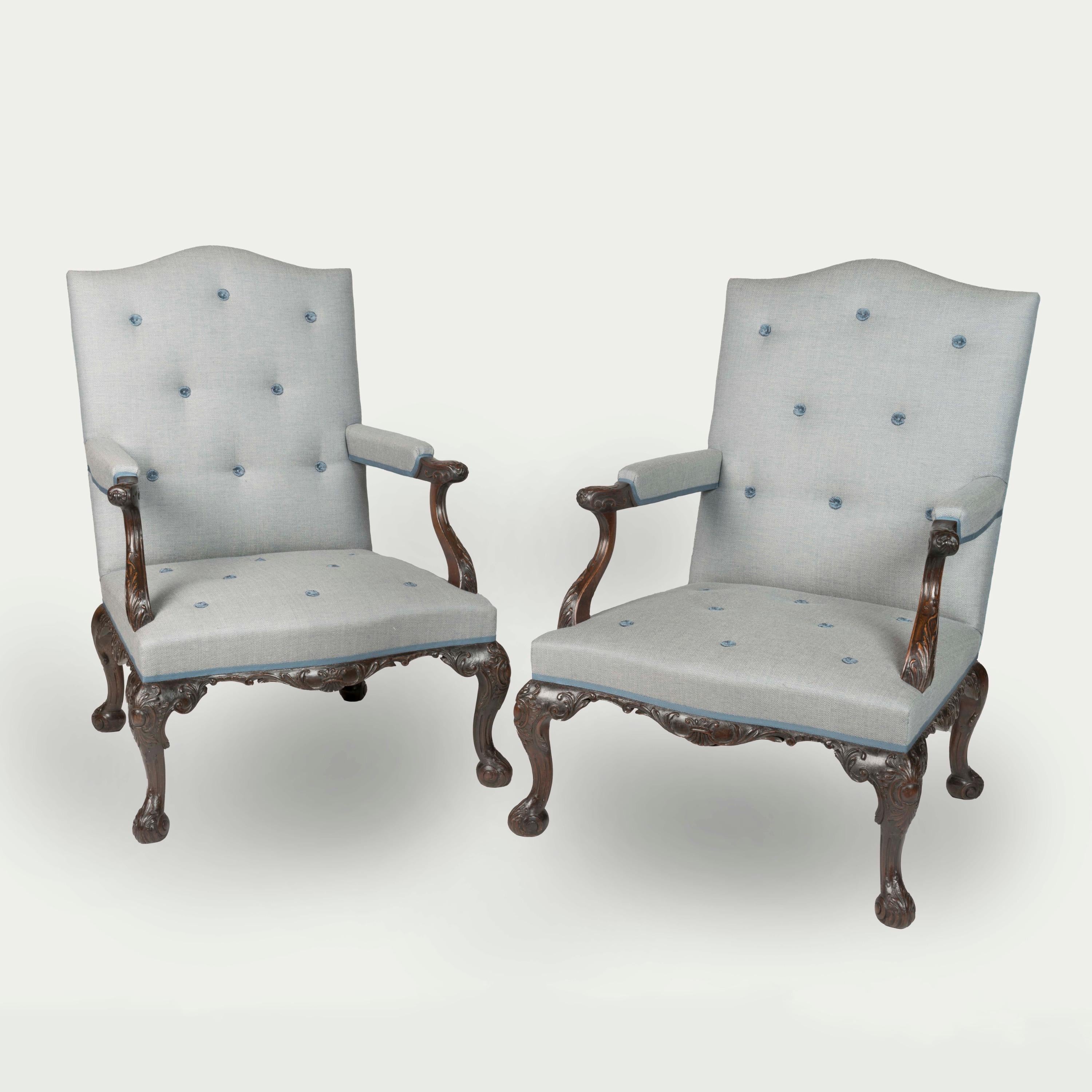 Paire de fauteuils de bibliothèque Gainsborough
Dans le style George II

Construite en acajou, elle repose sur des pieds cabriole se terminant par des pieds sculptés en volutes. Les accoudoirs sont sculptés en volutes et en articulations, les