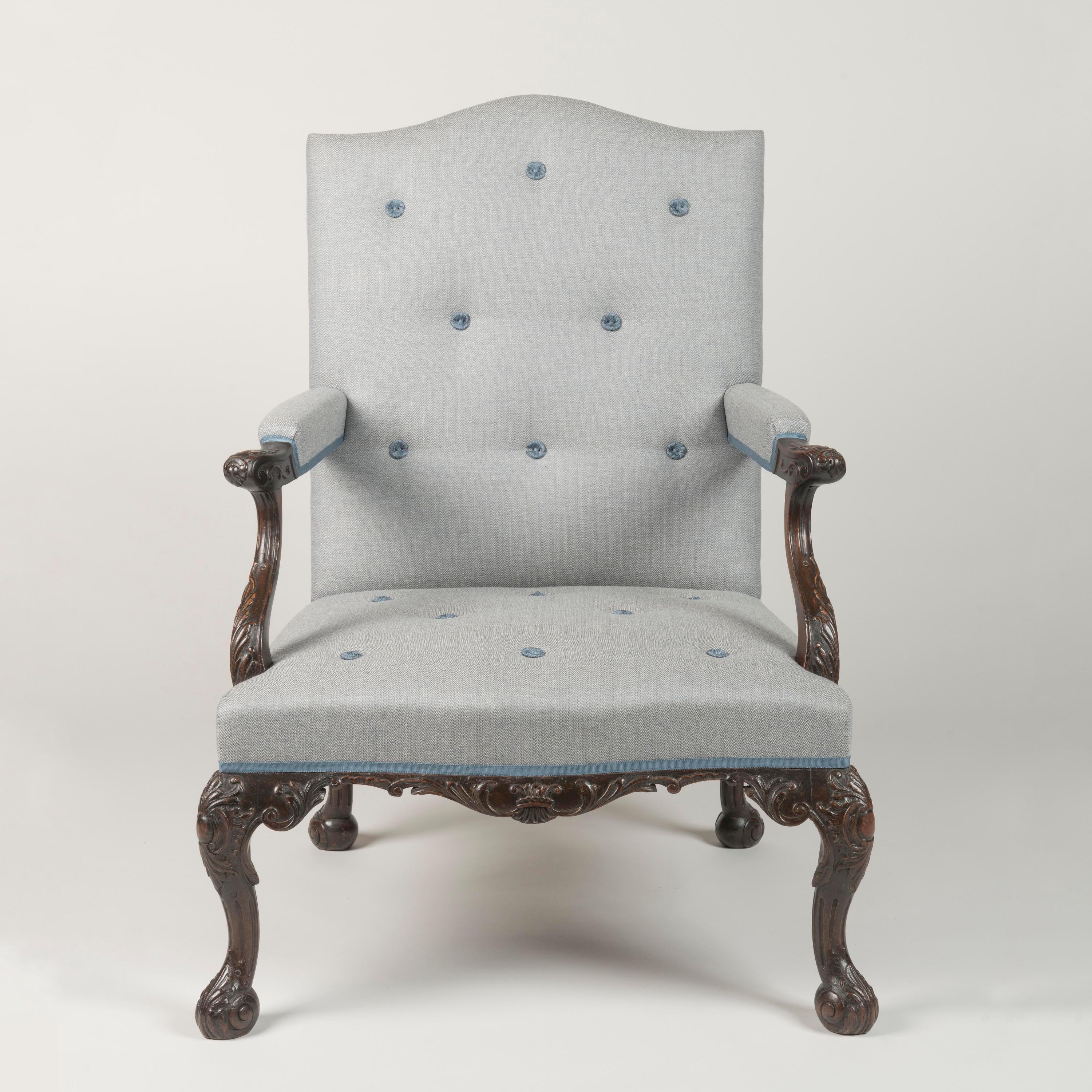 Anglais Paire de chaises Gainsborough anglaises de style George II de la fin du 19e siècle en vente