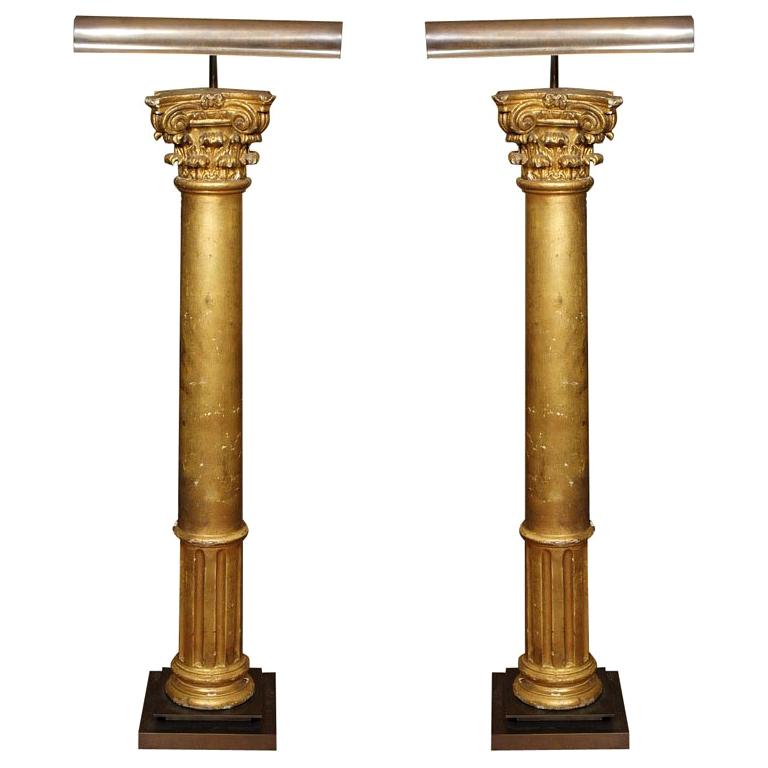 Paar vergoldete Säulen aus dem späten 19. Jahrhundert, die zu Lampen verarbeitet wurden und auf Stahlsockeln stehen
