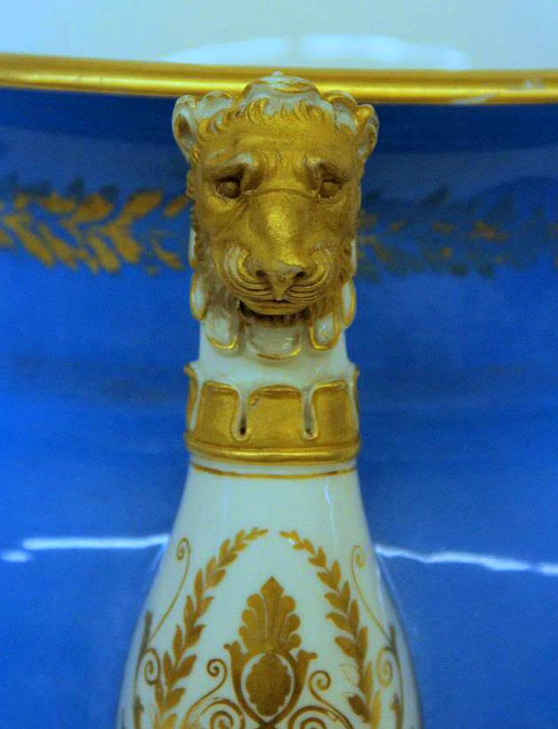 Peint à la main Paire de vases en porcelaine de style Sèvres de la fin du XIXe siècle en bronze doré et bleu ciel en vente