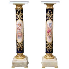 Paire de piédestaux en porcelaine de style Sèvres de la fin du XIXe siècle montés sur bronze doré