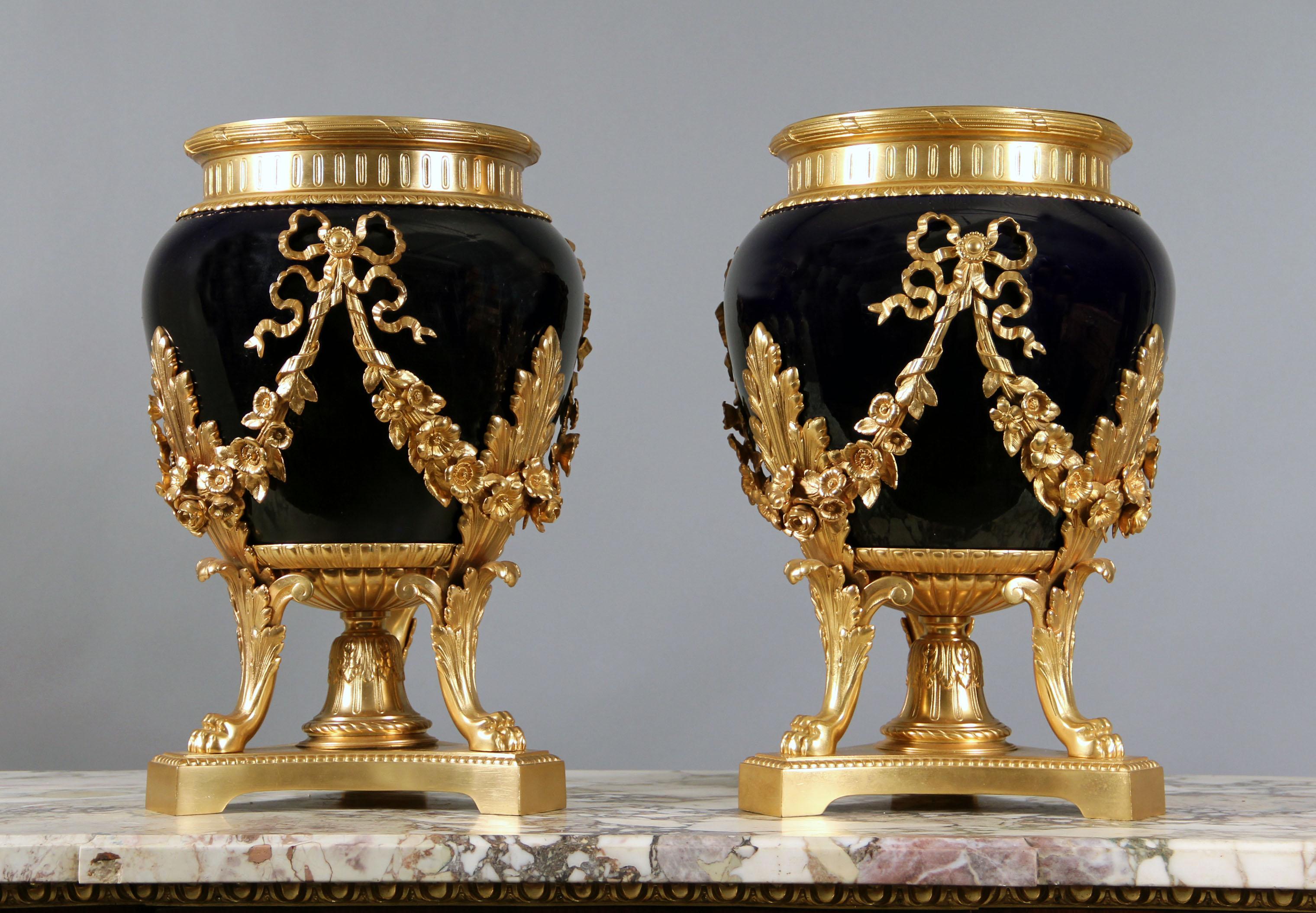 Pareja de Maceteros de Porcelana Estilo Sèvres Montados en Bronce Dorado de Finales del Siglo XIX en Bueno estado para la venta en Long Island City, NY
