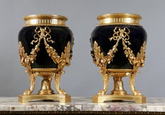 Paire de jardinières en porcelaine de Sèvres montées sur bronze doré de la fin du 19e siècle