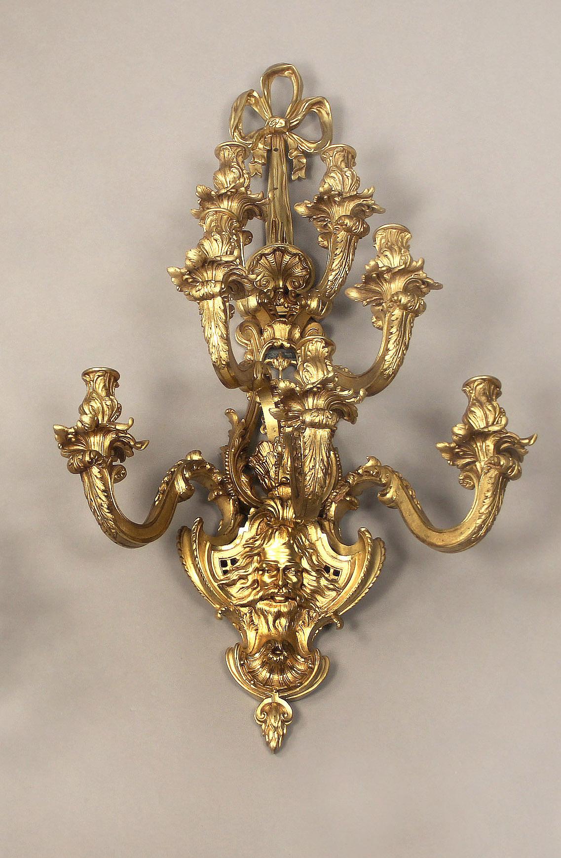Belle Époque Paire d'appliques en bronze doré de la fin du XIXe siècle. en vente