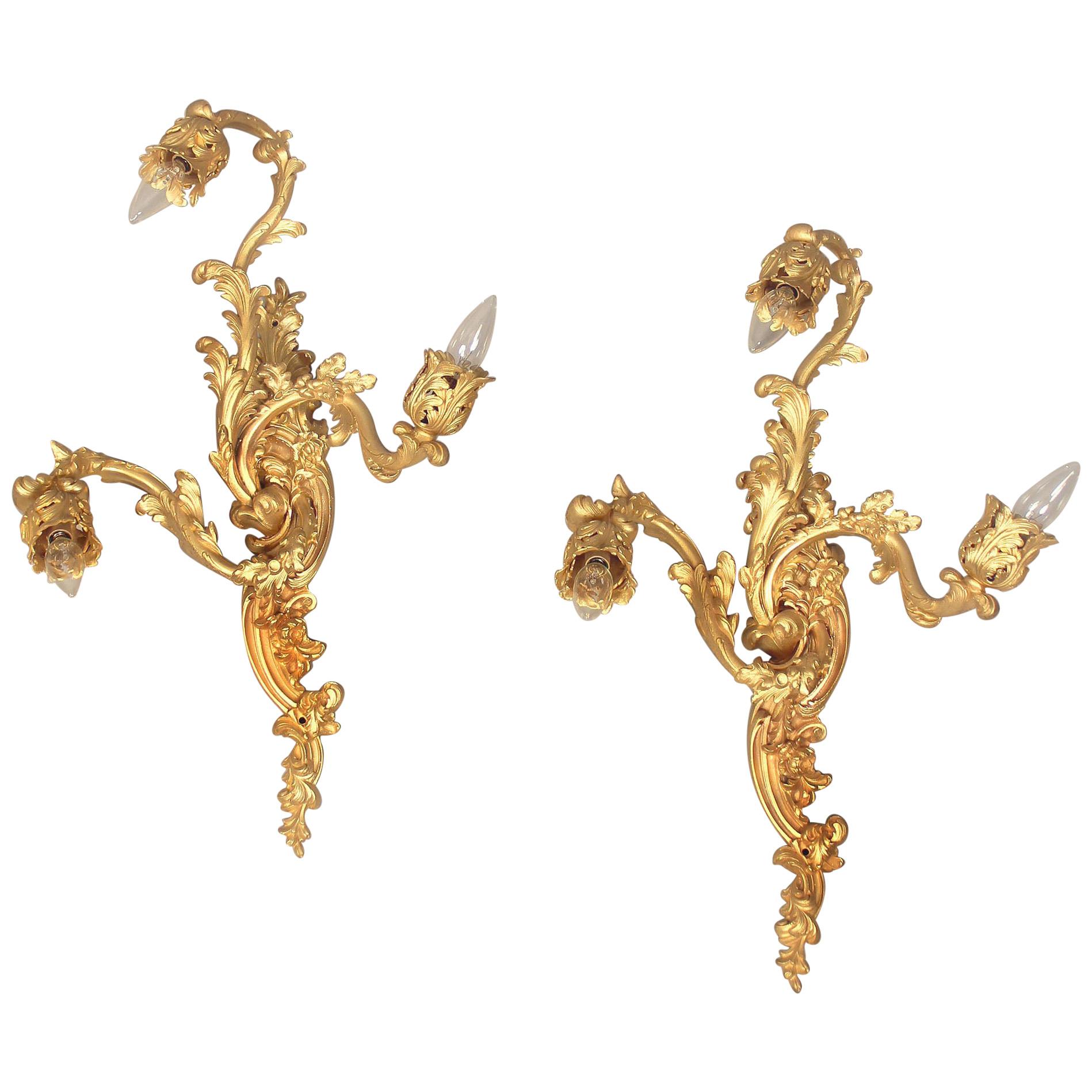Zwei dreiflammige Wandleuchter aus vergoldeter Bronze aus dem späten 19. Jahrhundert im Angebot