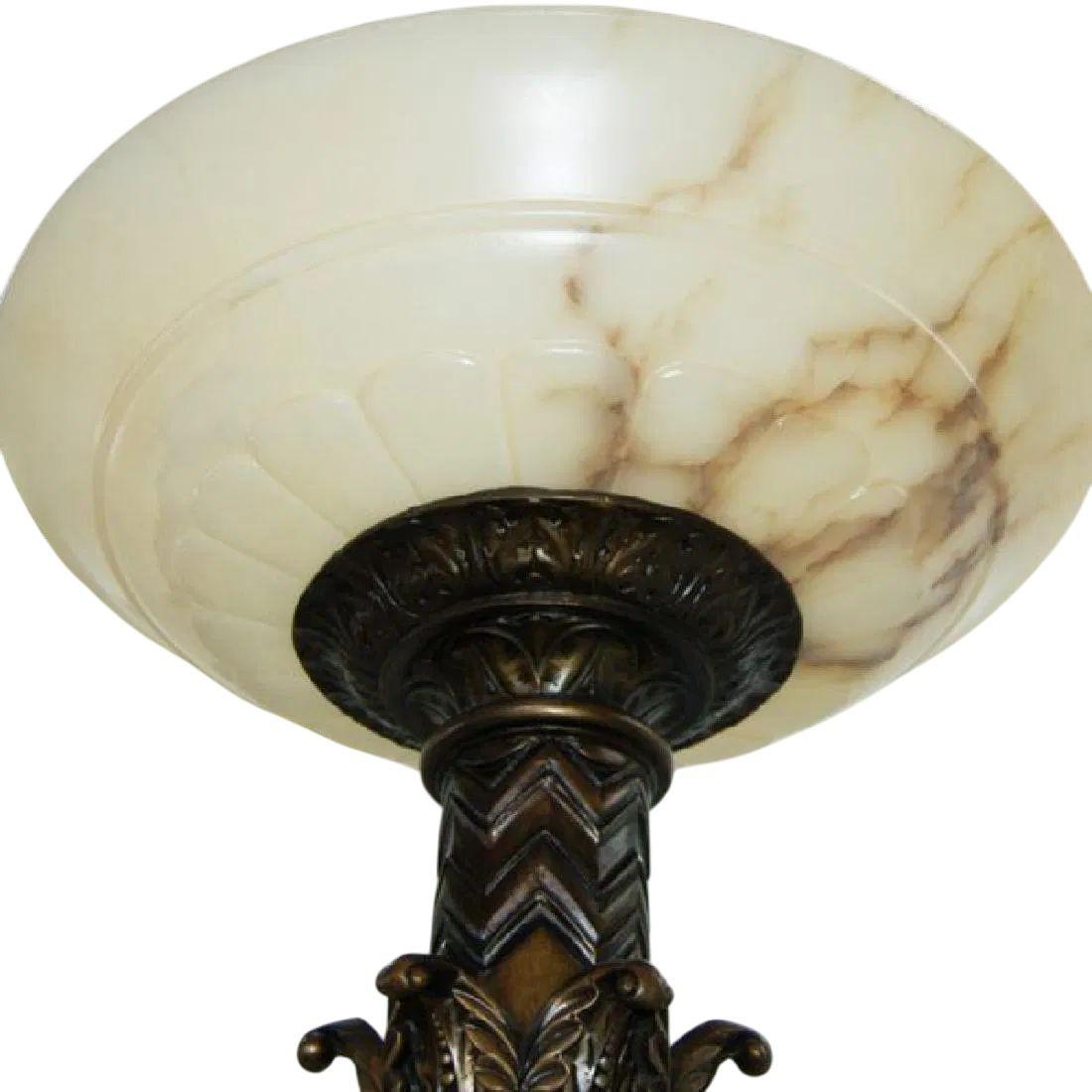 Magnifique paire de torchères en bronze de style néo-gothique de la fin du XIXe siècle, richement détaillées et couronnées d'un abat-jour en albâtre en forme de flamme. Chaque torchère présente des motifs décoratifs finement moulés sur l'ensemble de