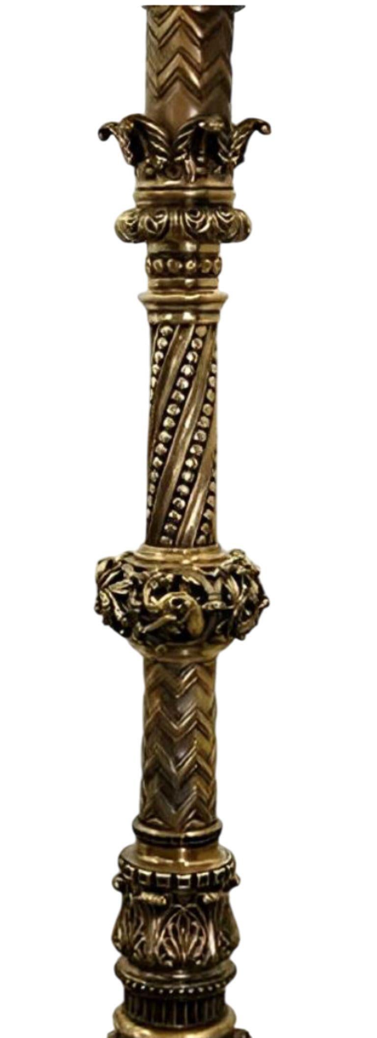Néo-gothique Paire de torchères en bronze de style Revive gothique de la fin du 19e siècle avec abat-jour en albâtre en vente