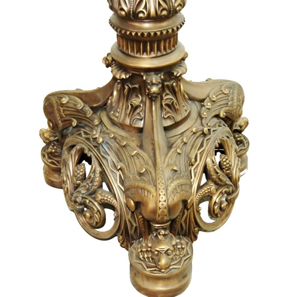 Paire de torchères en bronze de style Revive gothique de la fin du 19e siècle avec abat-jour en albâtre Bon état - En vente à Los Angeles, CA