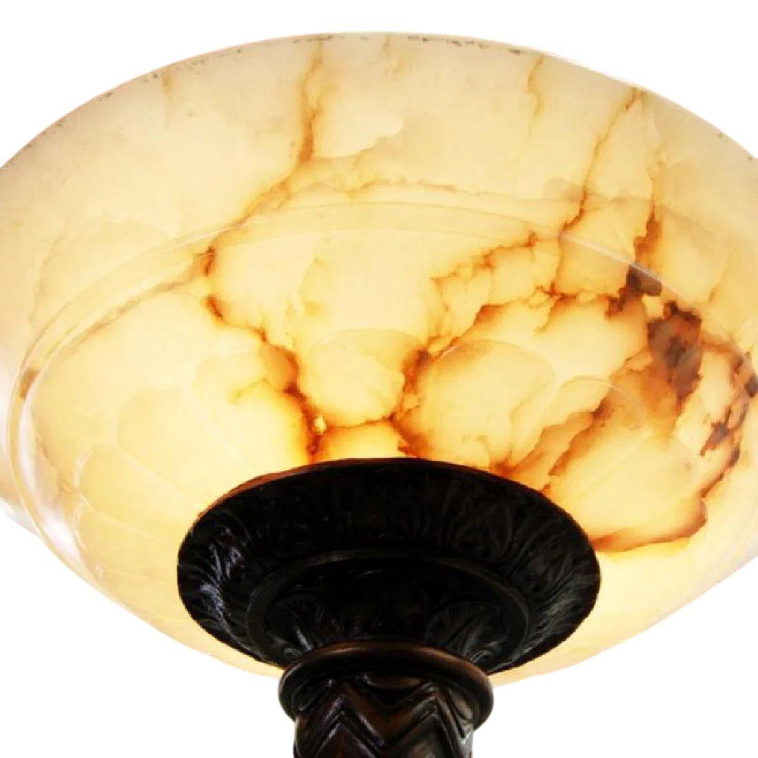 XIXe siècle Paire de torchères en bronze de style Revive gothique de la fin du 19e siècle avec abat-jour en albâtre en vente
