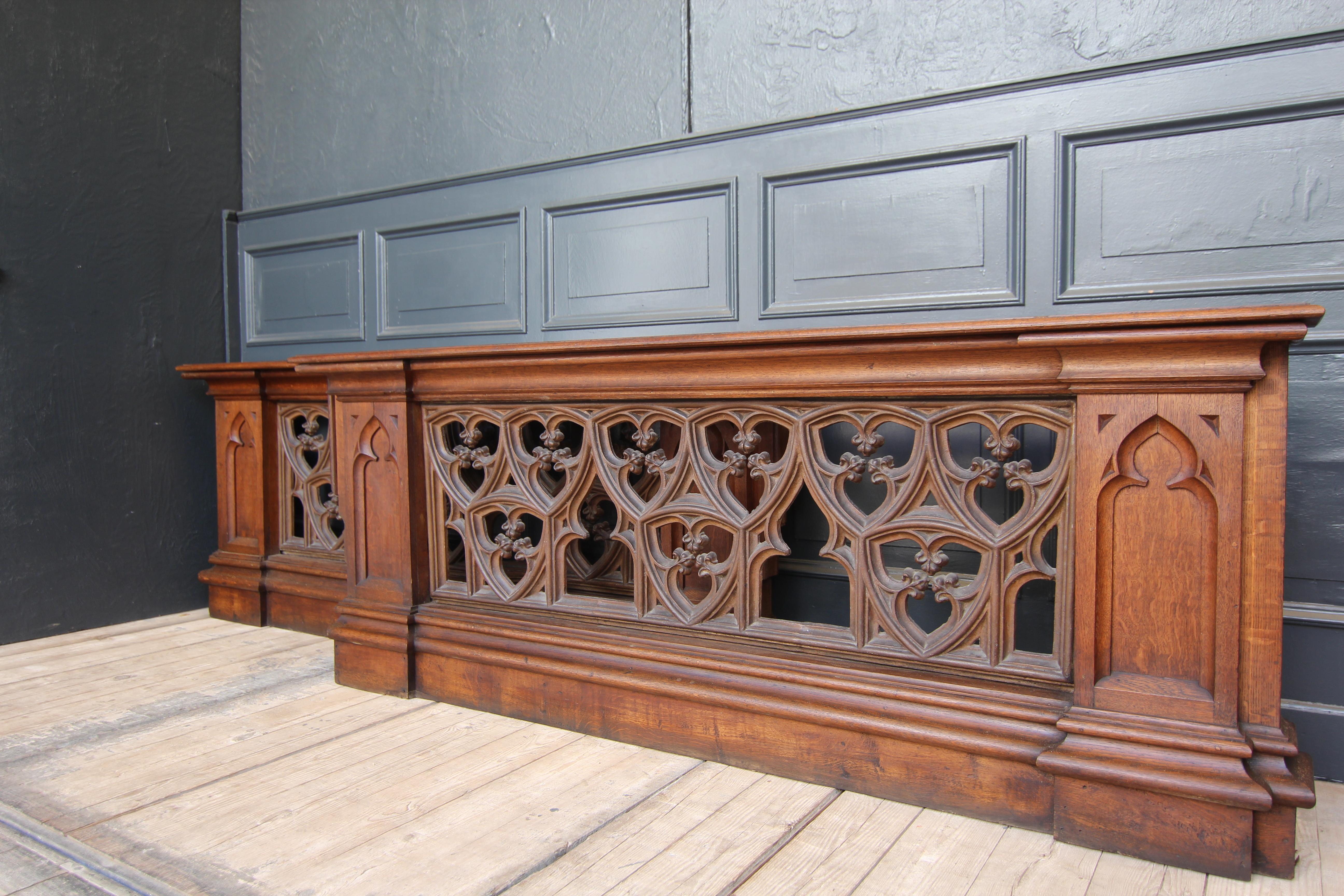 Pair of Late 19th Century Gothic Revival Oak and Cast Iron Balustrades In Good Condition For Sale In Dusseldorf, DE