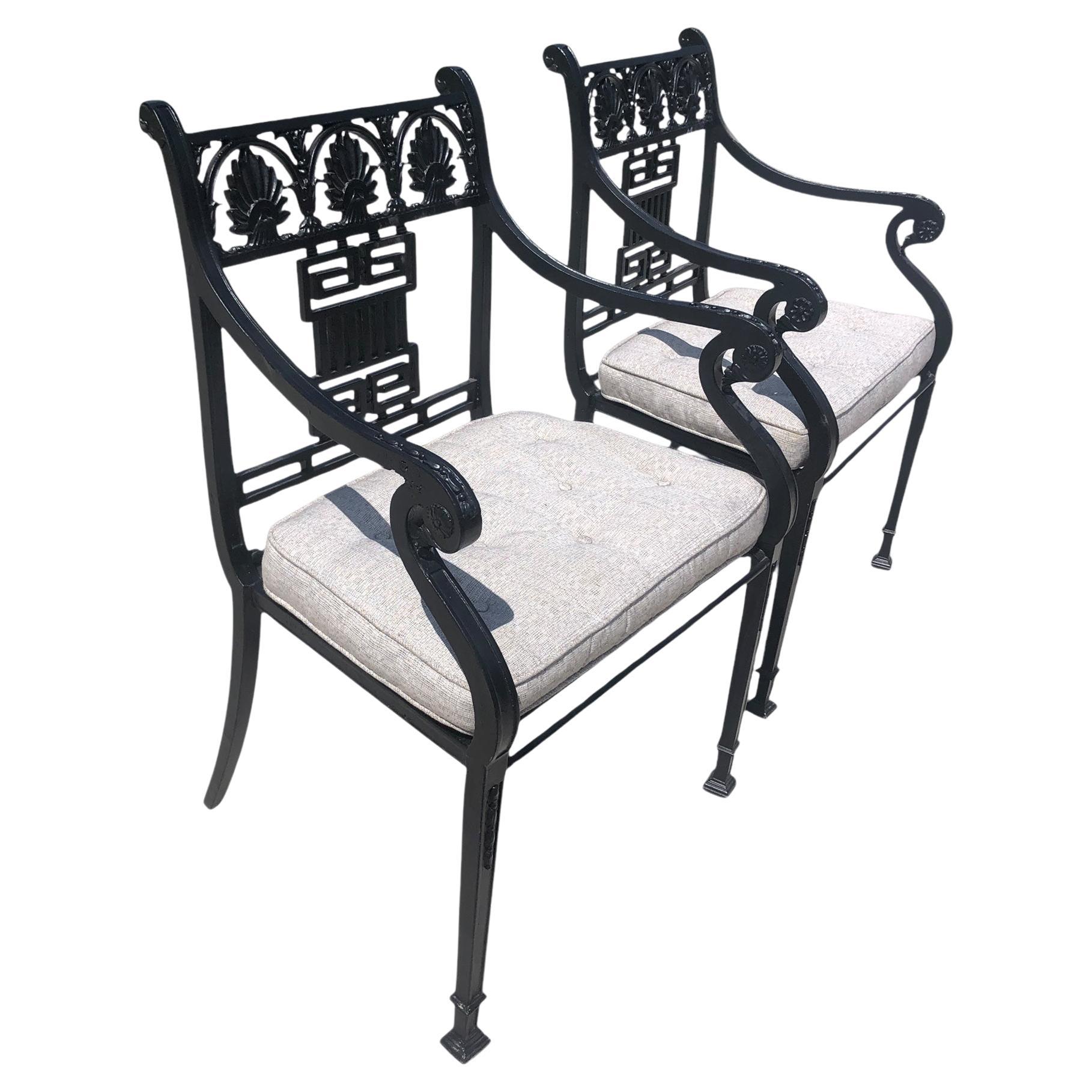 Pareja de exquisitas sillas de hierro fundido del renacimiento griego de finales del siglo XIX. Pesado armazón de hierro fundido con decoración de llave griega y decoración de hojas. Las sillas han recibido un nuevo recubrimiento de polvo en acabado