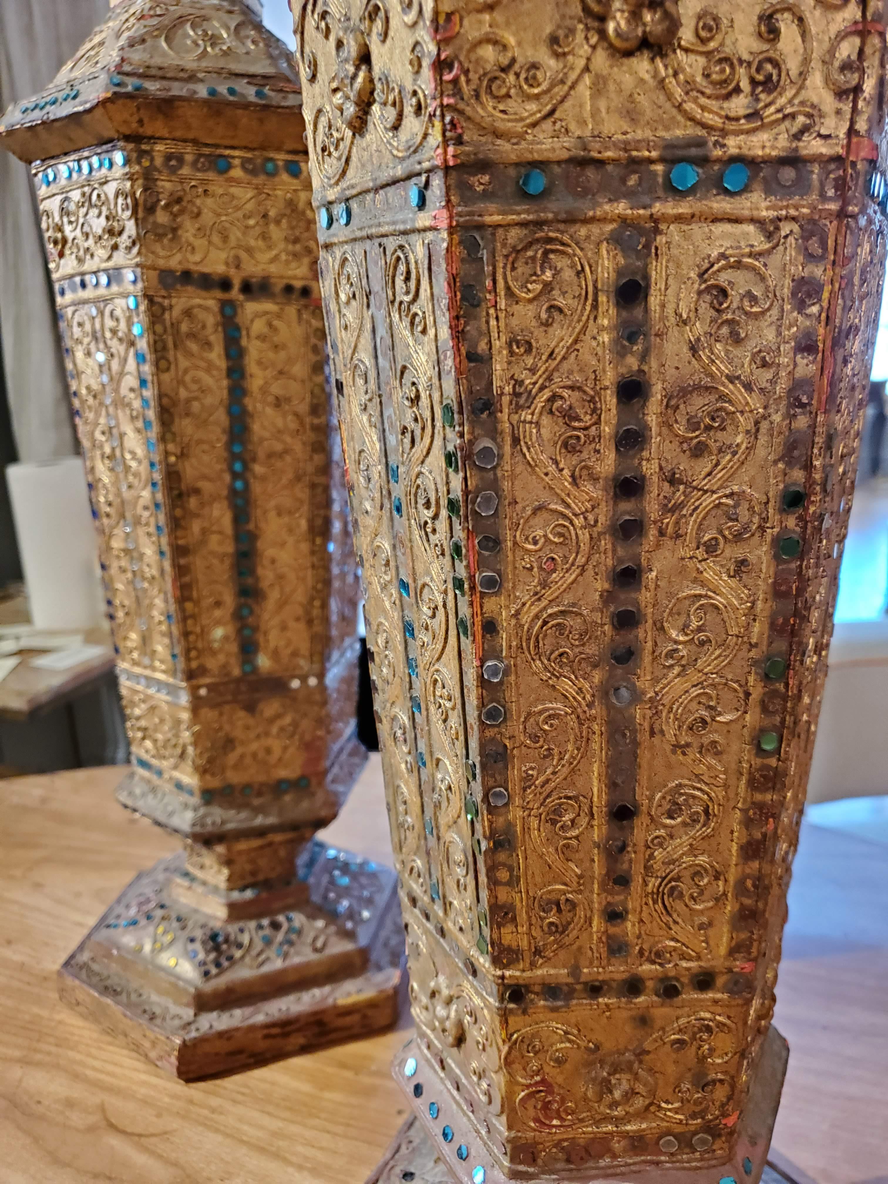 Paire d'urnes décoratives thaïlandaises hexagonales dorées et dorées de la fin du XIXe siècle en vente 5