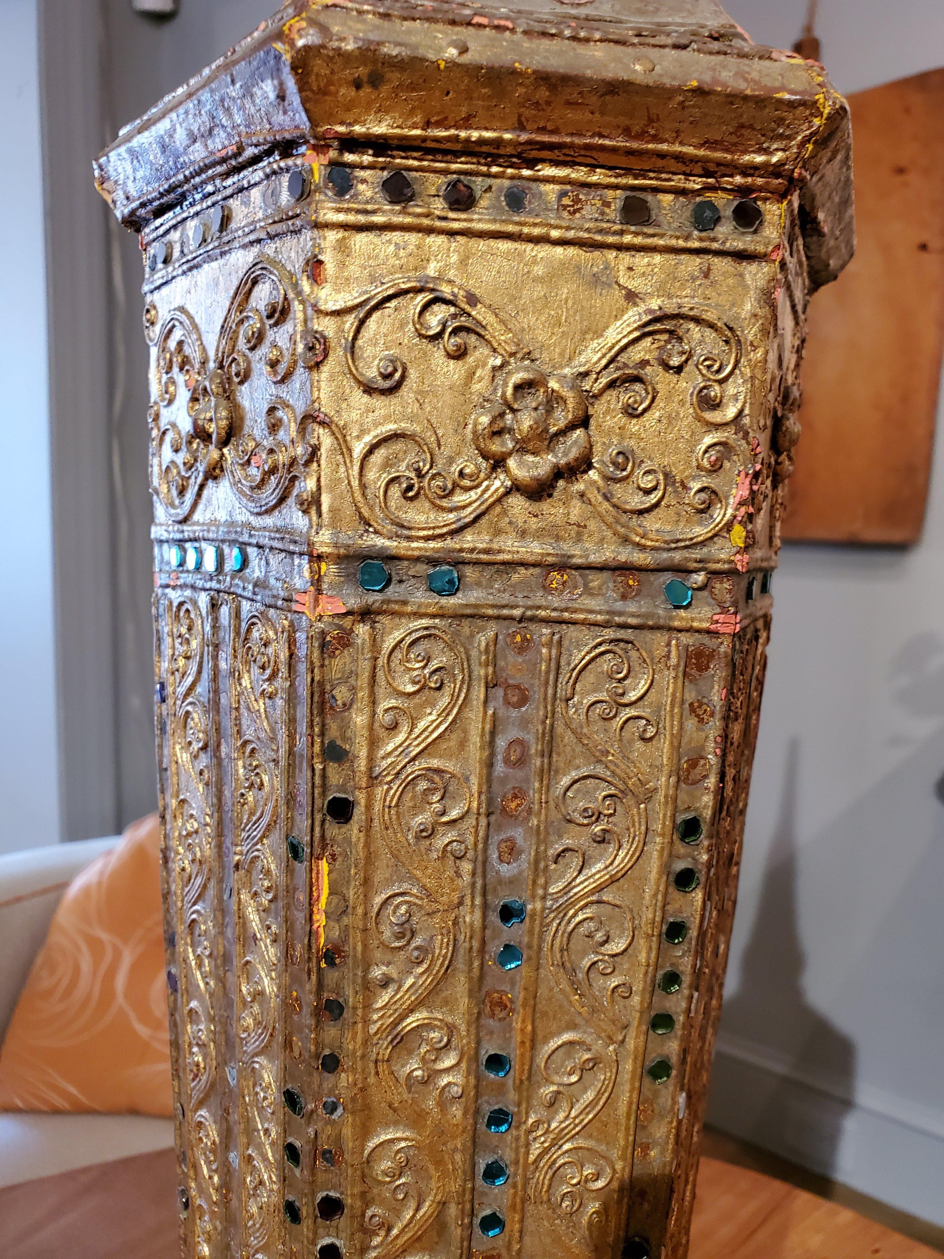 Paire d'urnes décoratives thaïlandaises hexagonales dorées et dorées de la fin du XIXe siècle Bon état - En vente à Middleburg, VA