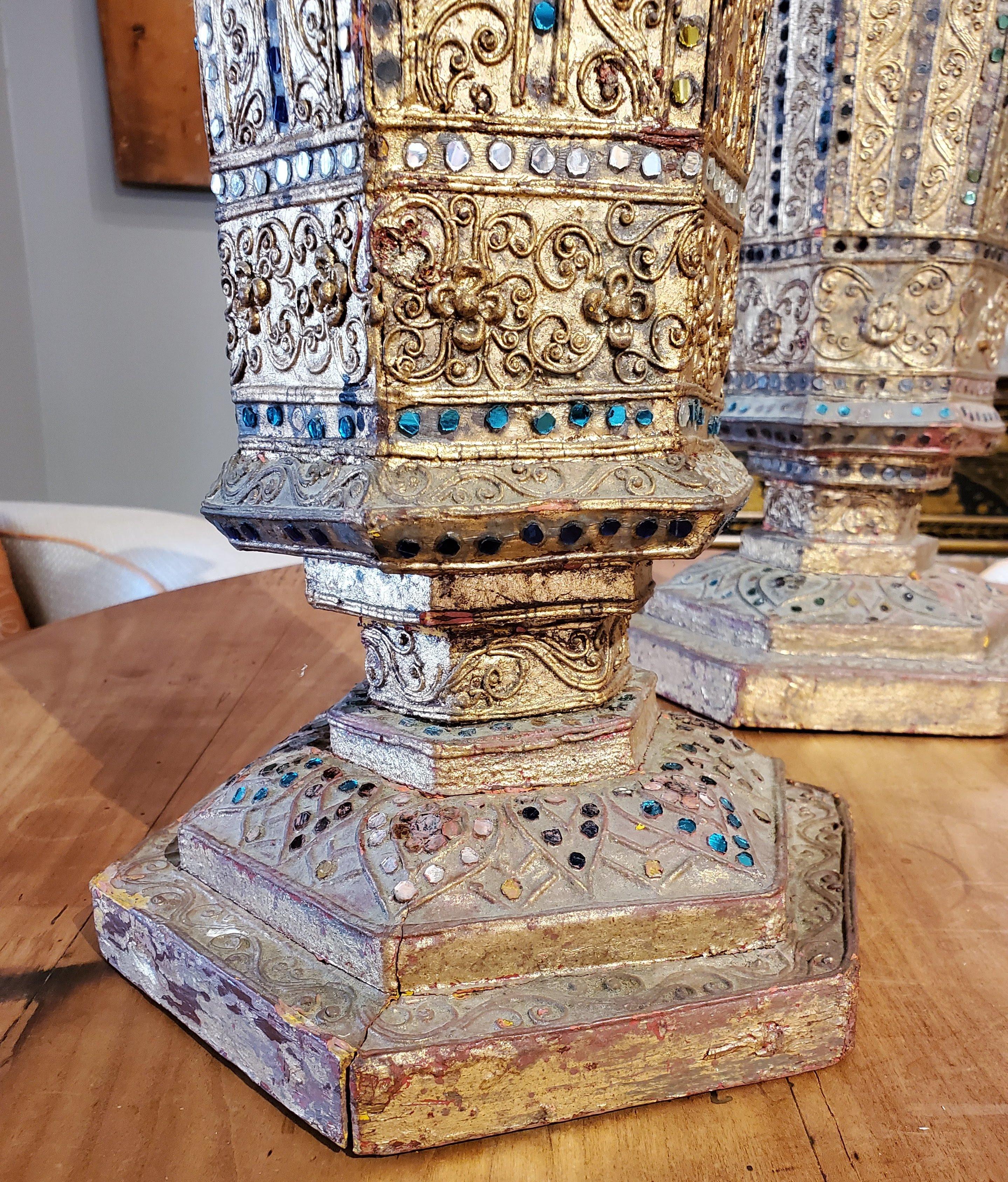 Paire d'urnes décoratives thaïlandaises hexagonales dorées et dorées de la fin du XIXe siècle en vente 1