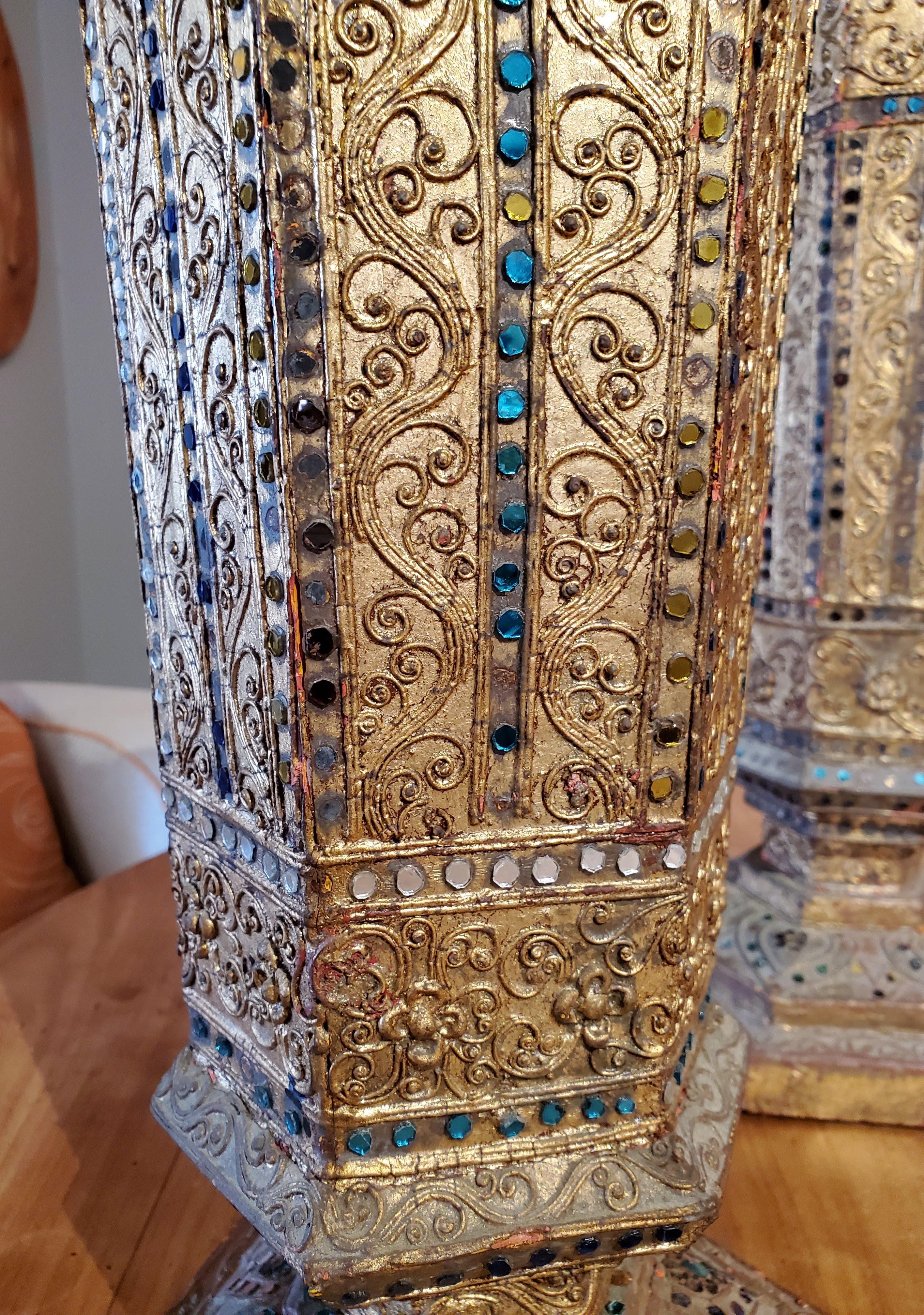 Paire d'urnes décoratives thaïlandaises hexagonales dorées et dorées de la fin du XIXe siècle en vente 2