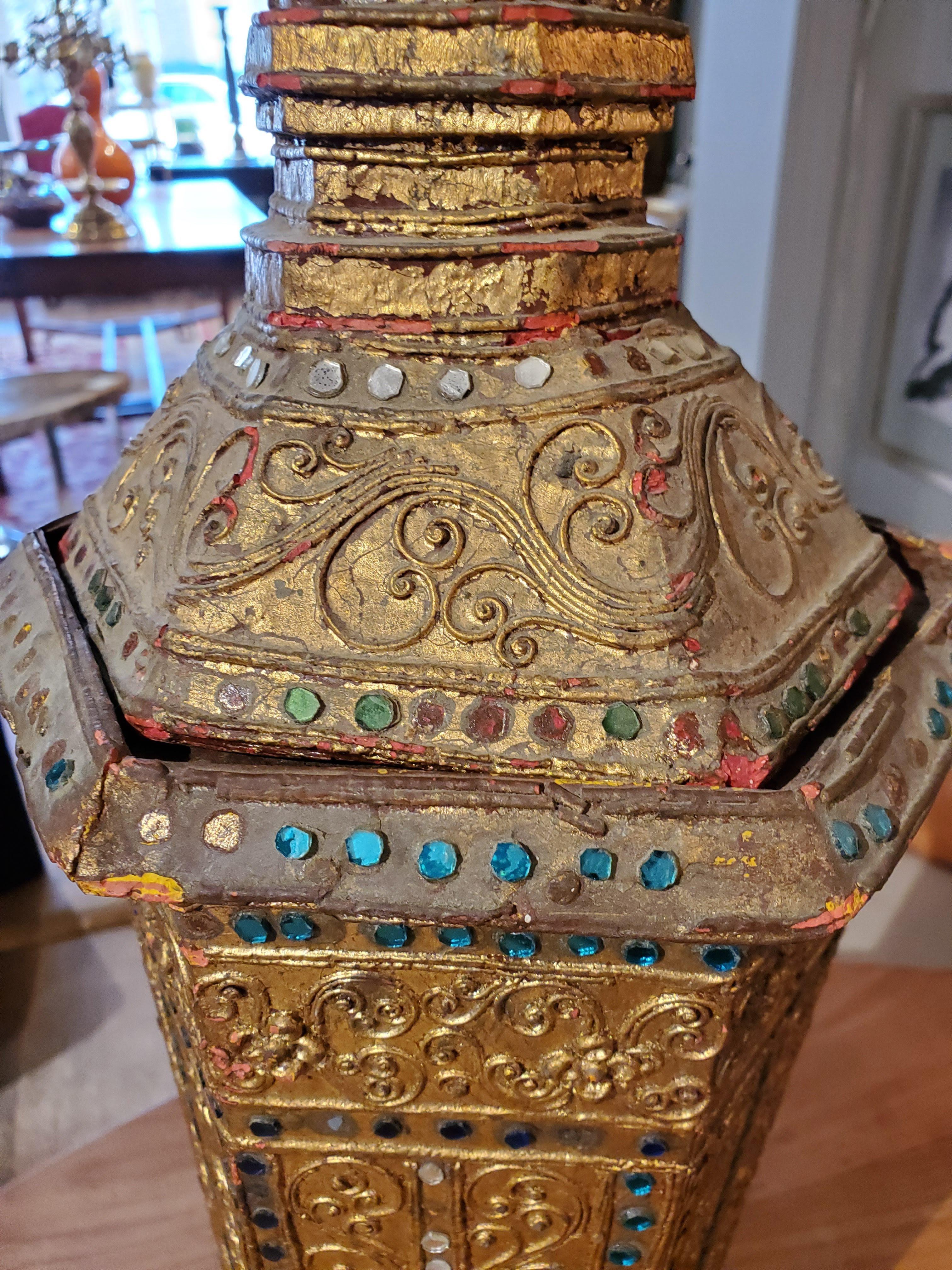 Paire d'urnes décoratives thaïlandaises hexagonales dorées et dorées de la fin du XIXe siècle en vente 3