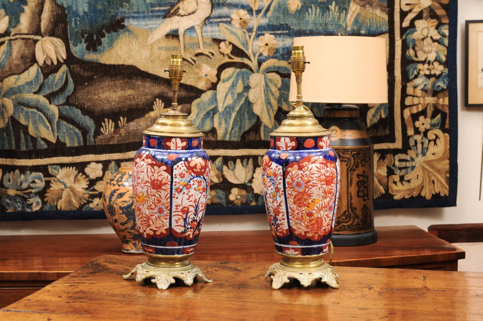 Paar Vasen aus Imari Porcelain des späten 19. Jahrhunderts, als Lampen im Zustand „Relativ gut“ im Angebot in Atlanta, GA