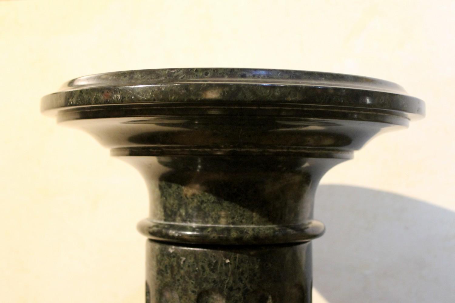 Italian Neoclassical Green Serpentine Marble Pedestal Fluted Column Rotating Top In Good Condition In Firenze, IT