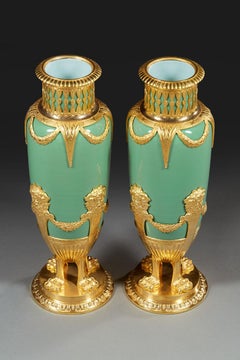 Paire de vases de la fin du 19e siècle en opaline vert jade et laiton doré