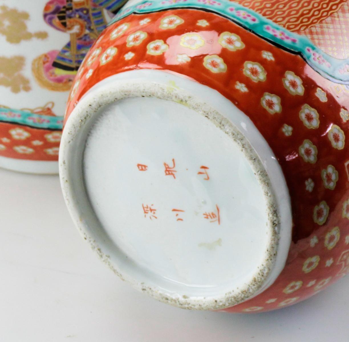 Paire de vases en porcelaine japonaise de la fin du XIXe siècle en vente 5
