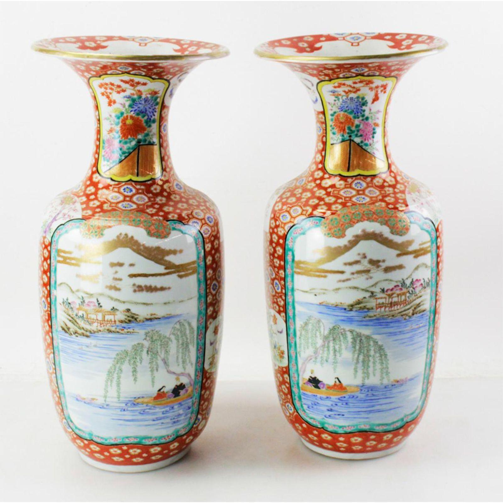 Japonais Paire de vases en porcelaine japonaise de la fin du XIXe siècle en vente